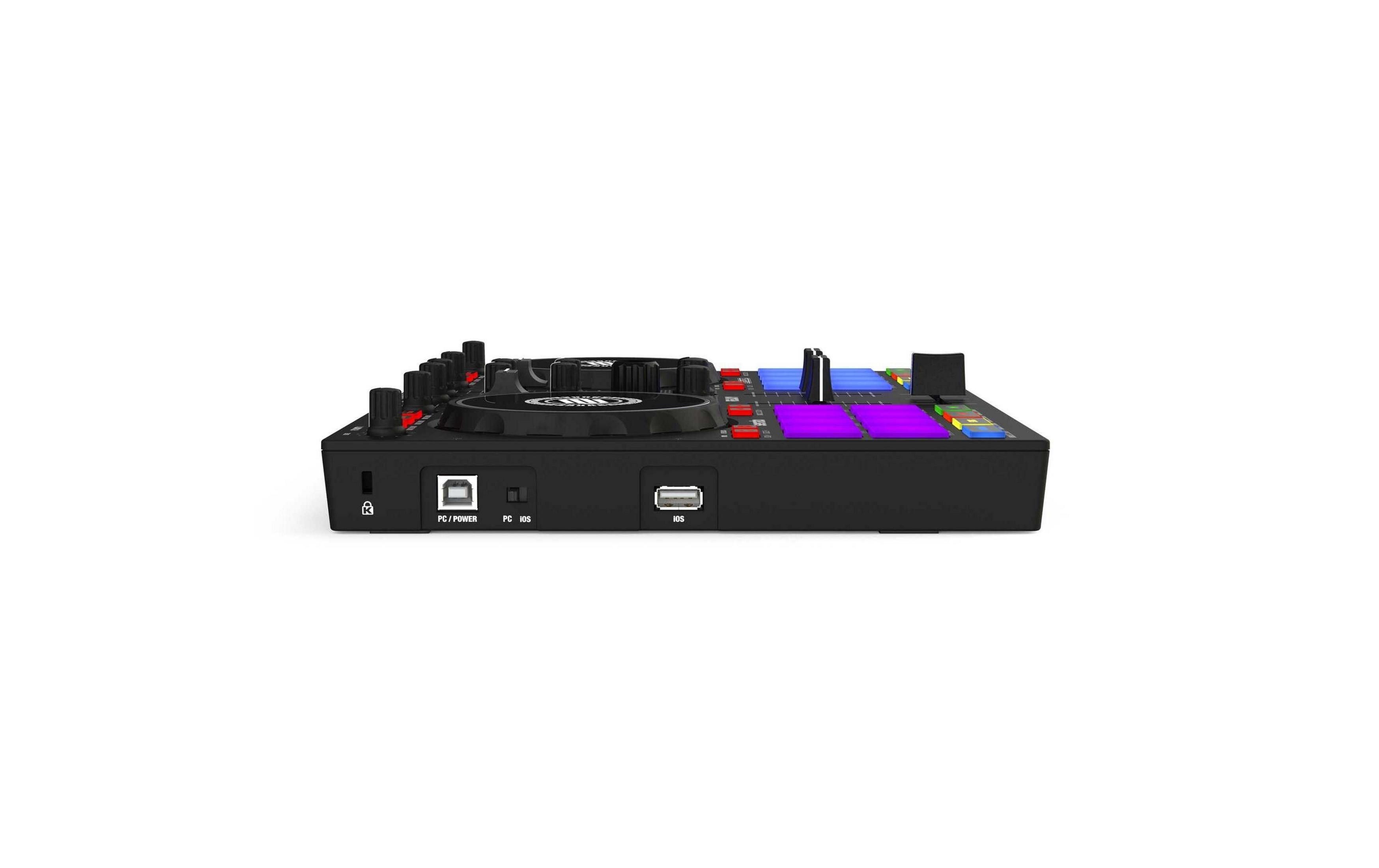 Schwarzer DJ-Controller mit Drehreglern, Pads und Anschlüssen für PC/Strom und iOS.
