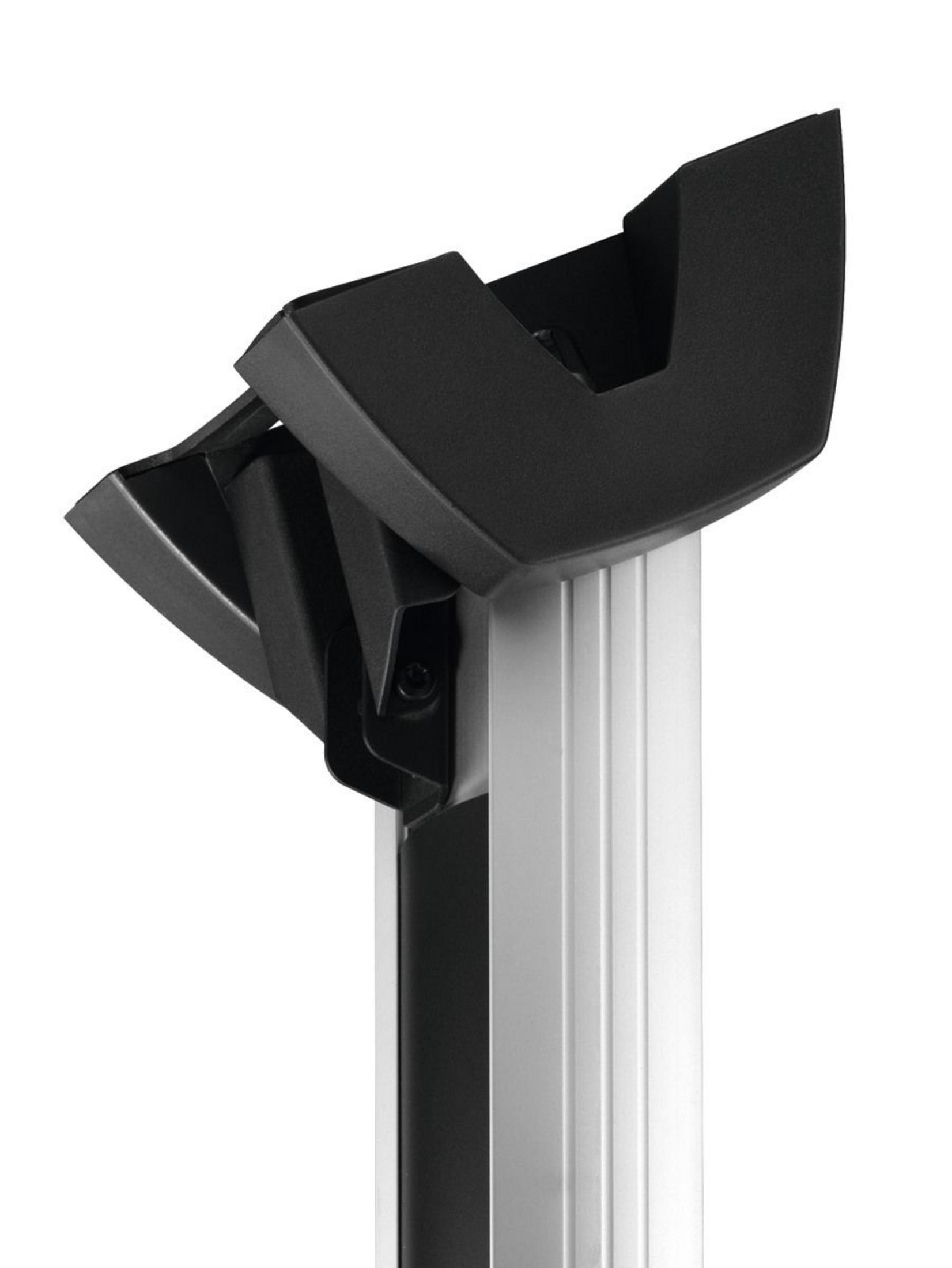Schwarzer Kunststoffadapter auf einem Aluminiumrohr mit Rillen.