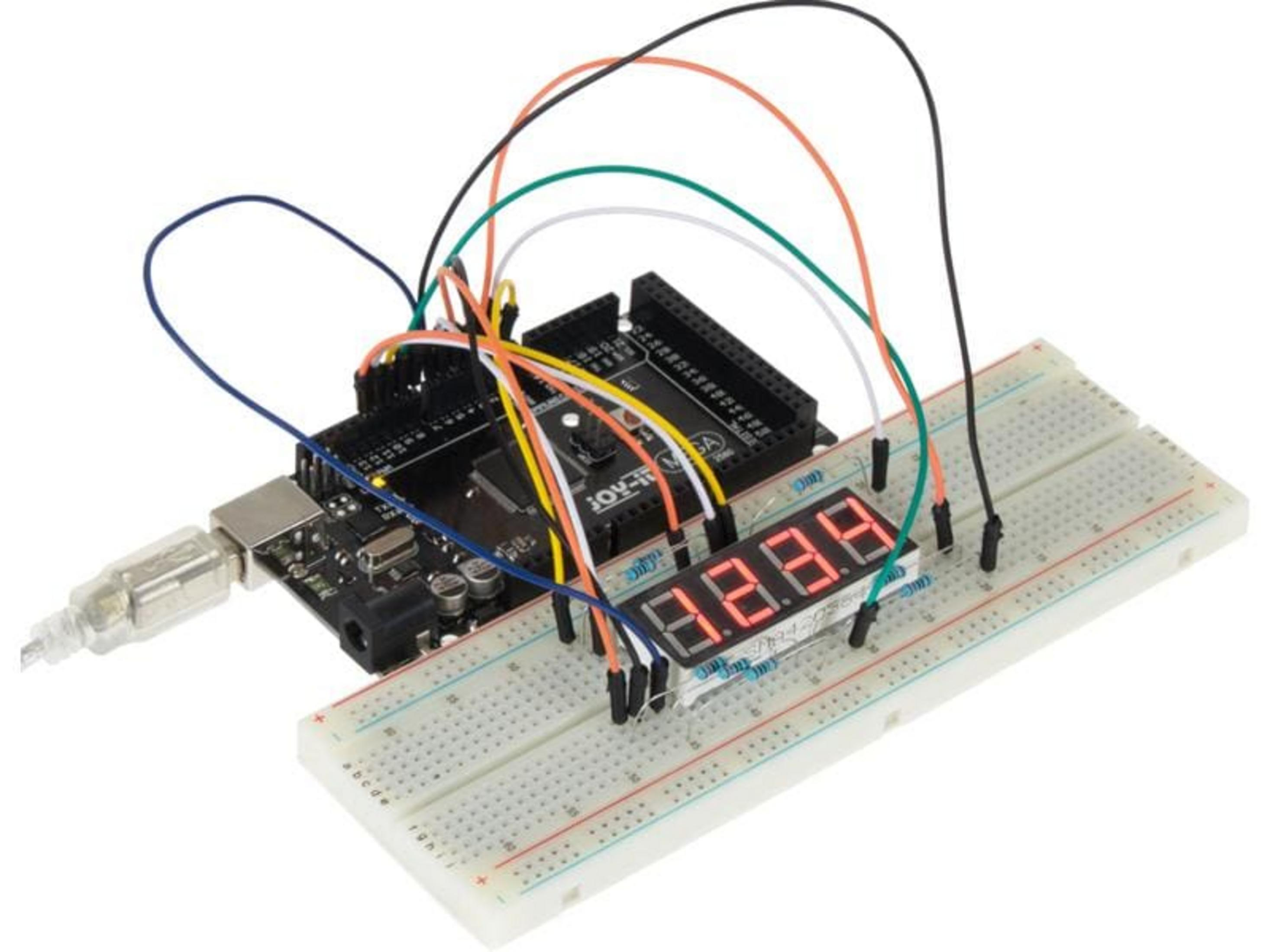 Ein Arduino-Board mit einem 4-stelligen 7-Segment-Display auf einem Breadboard.