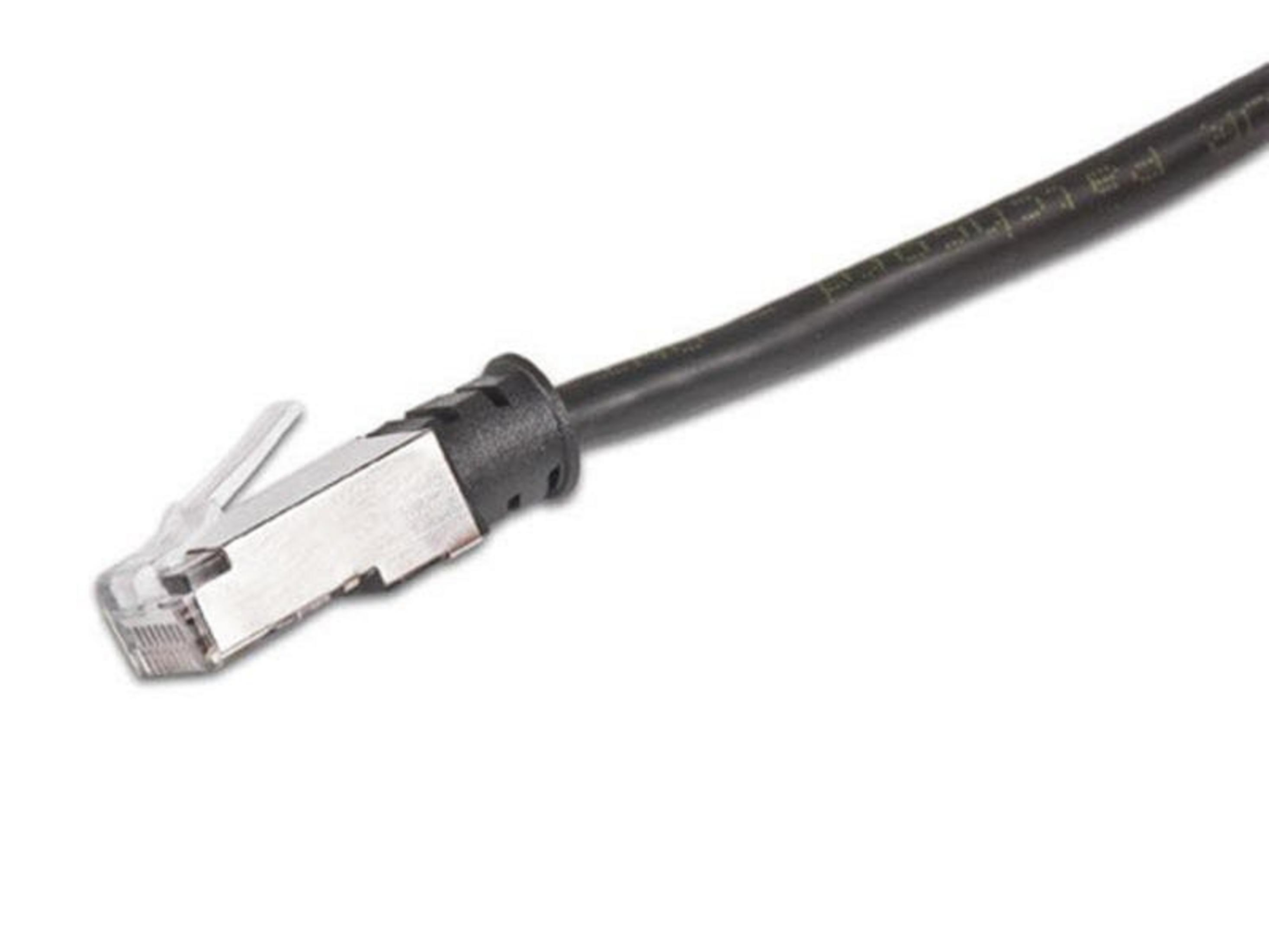 Nahaufnahme eines schwarzen Ethernet-Kabels mit silbernem RJ45-Stecker auf weißem Hintergrund.