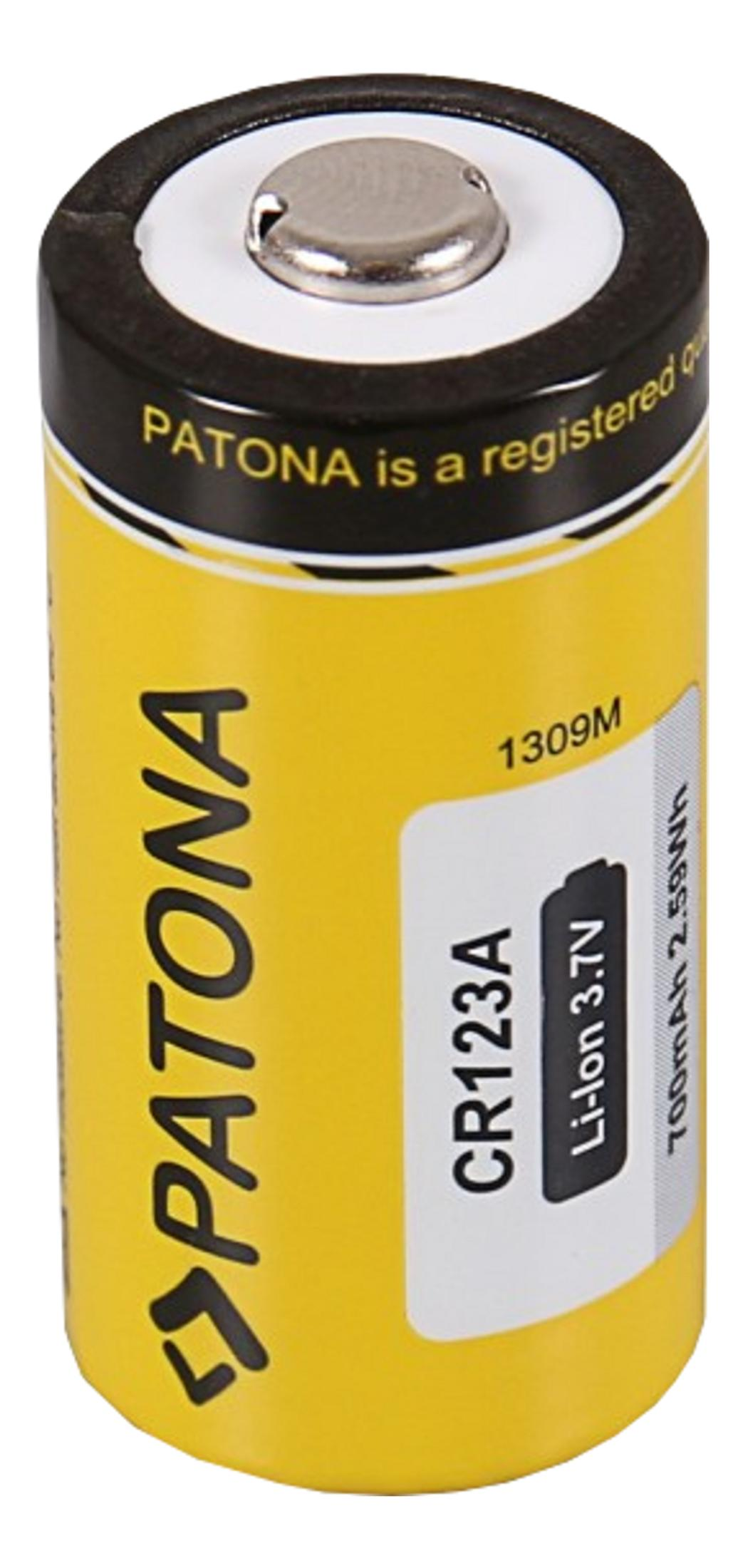 Eine gelbe CR123A Lithium-Ionen-Batterie von PATONA mit 3,7 V und 700 mAh.
