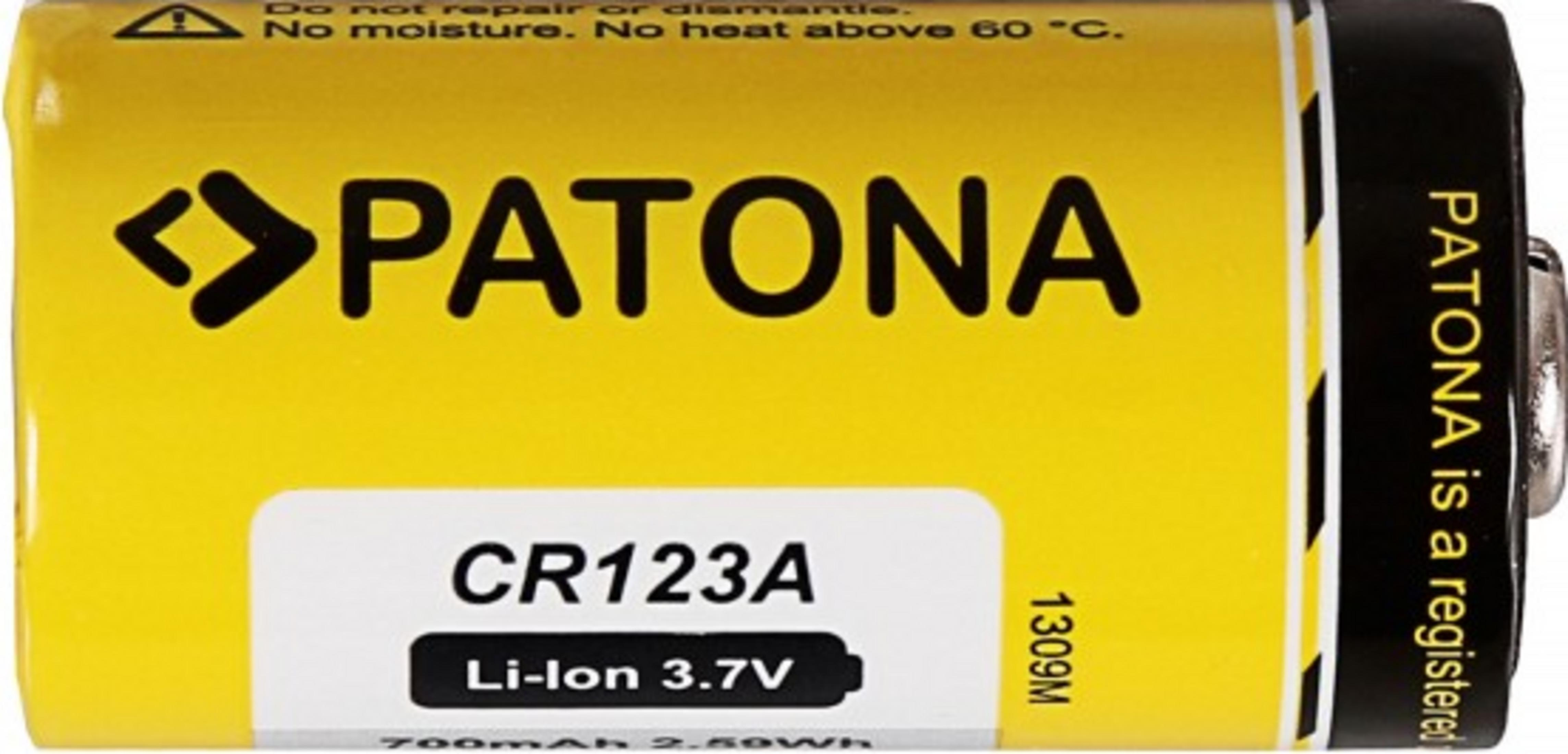 Eine gelbe Batterie der Marke PATONA mit der Bezeichnung CR123A, Li-Ion 3.7V.