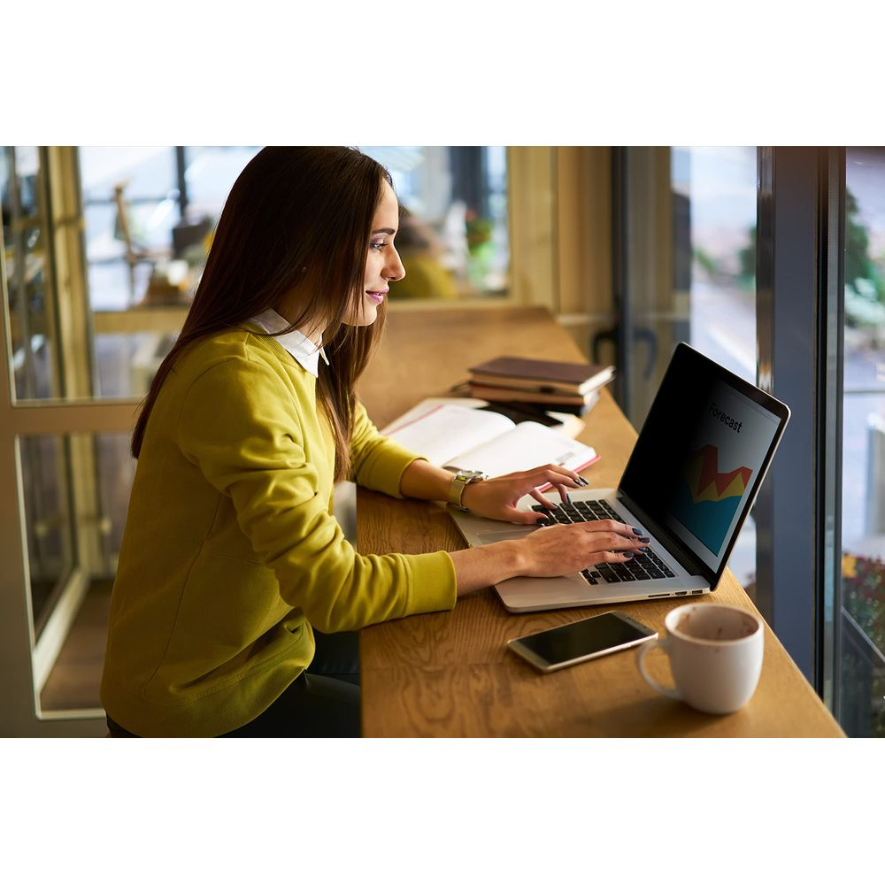 Eine Frau mit langen braunen Haaren tippt auf einem Laptop, auf dessen Bildschirm eine Prognose angezeigt wird.