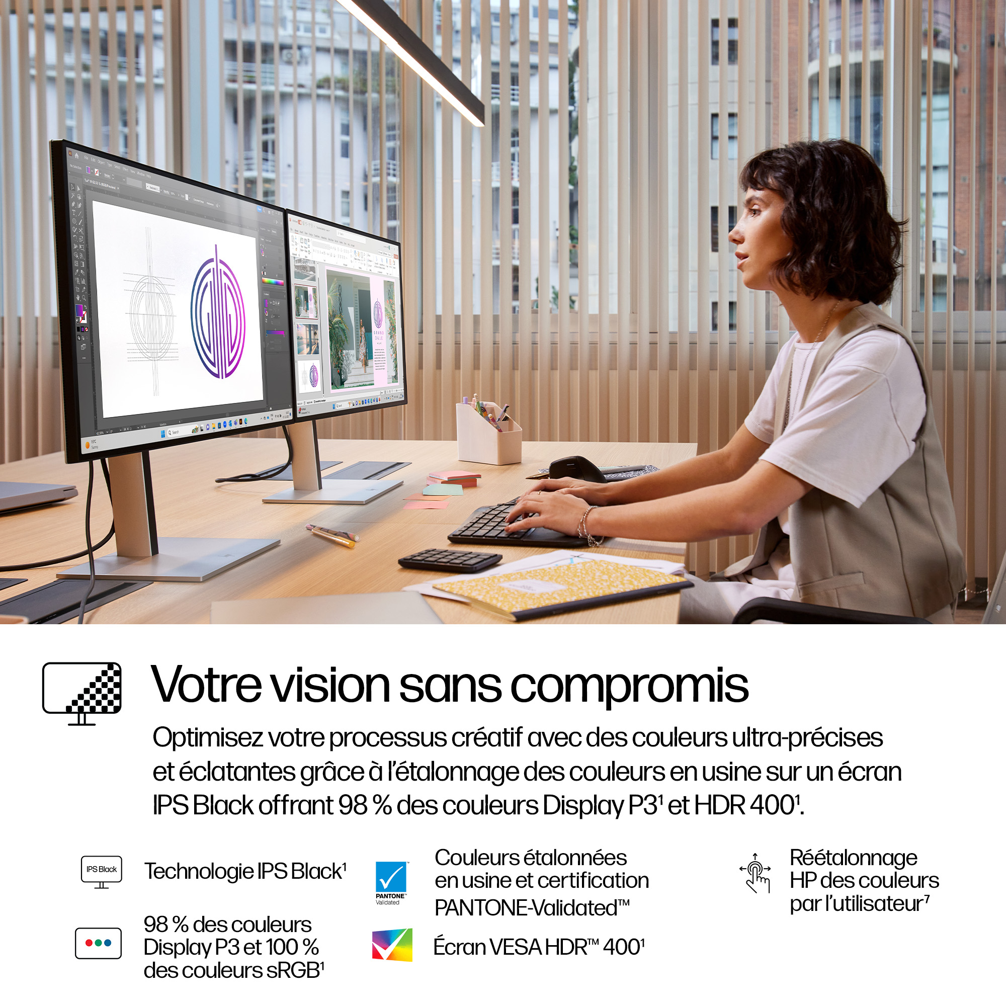 Una mujer trabaja en dos monitores que muestran software de diseño gráfico. El escritorio está ordenado.