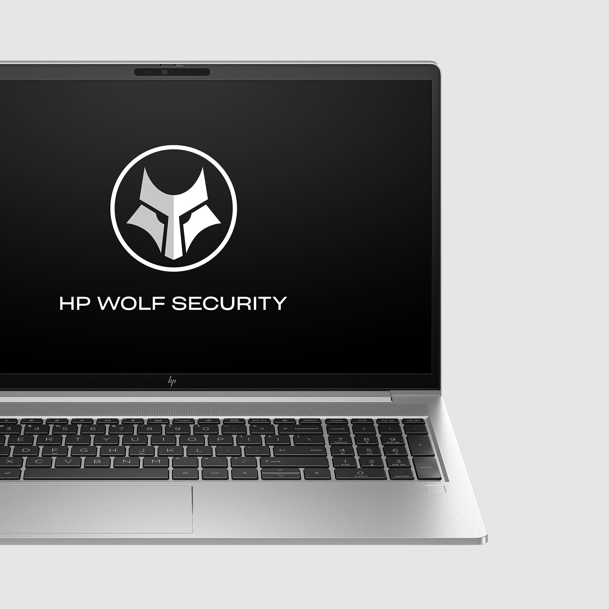 Un portátil plateado muestra el logo de HP Wolf Security en la pantalla.