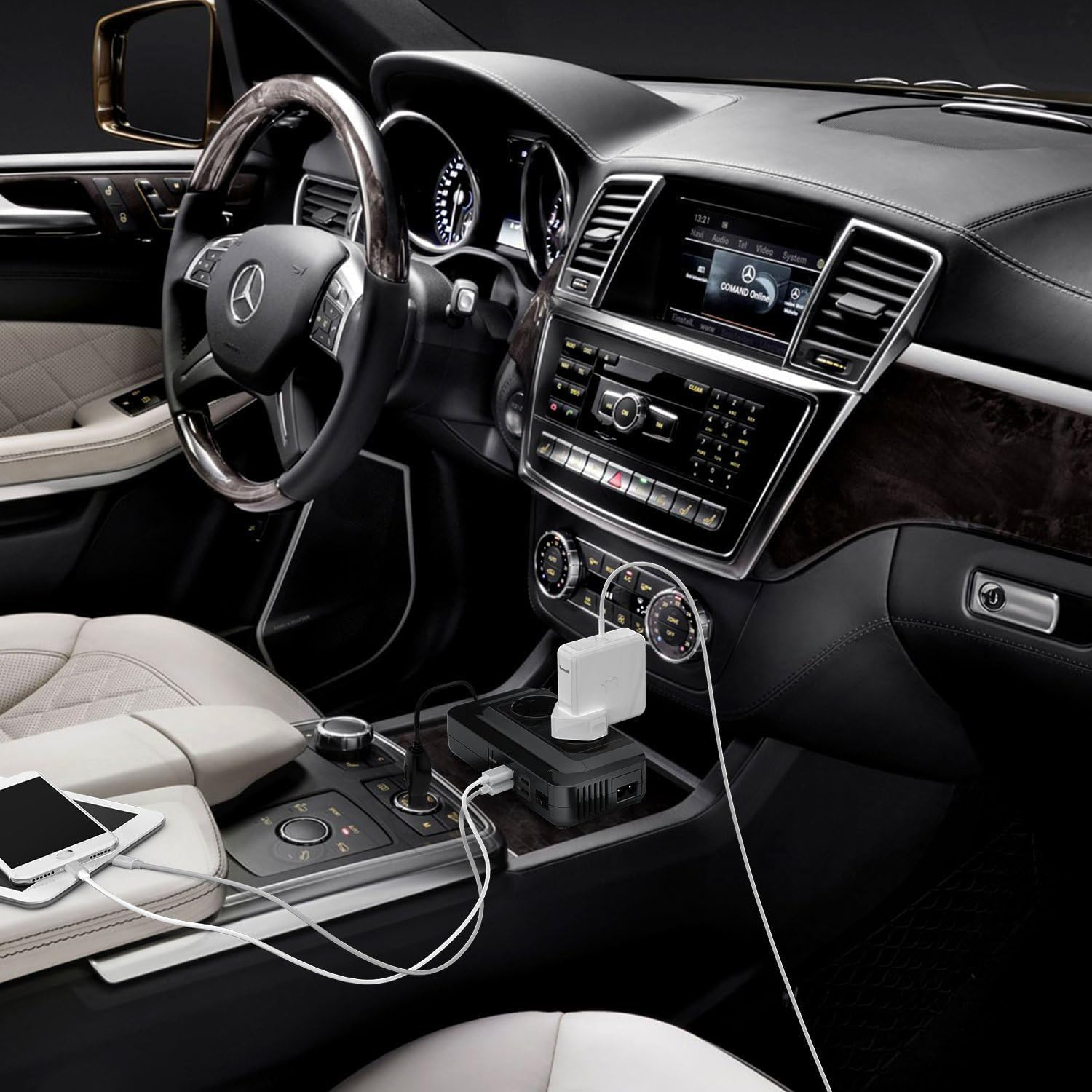 Armaturenbrett eines Autos mit Ladegerät und Telefon.
