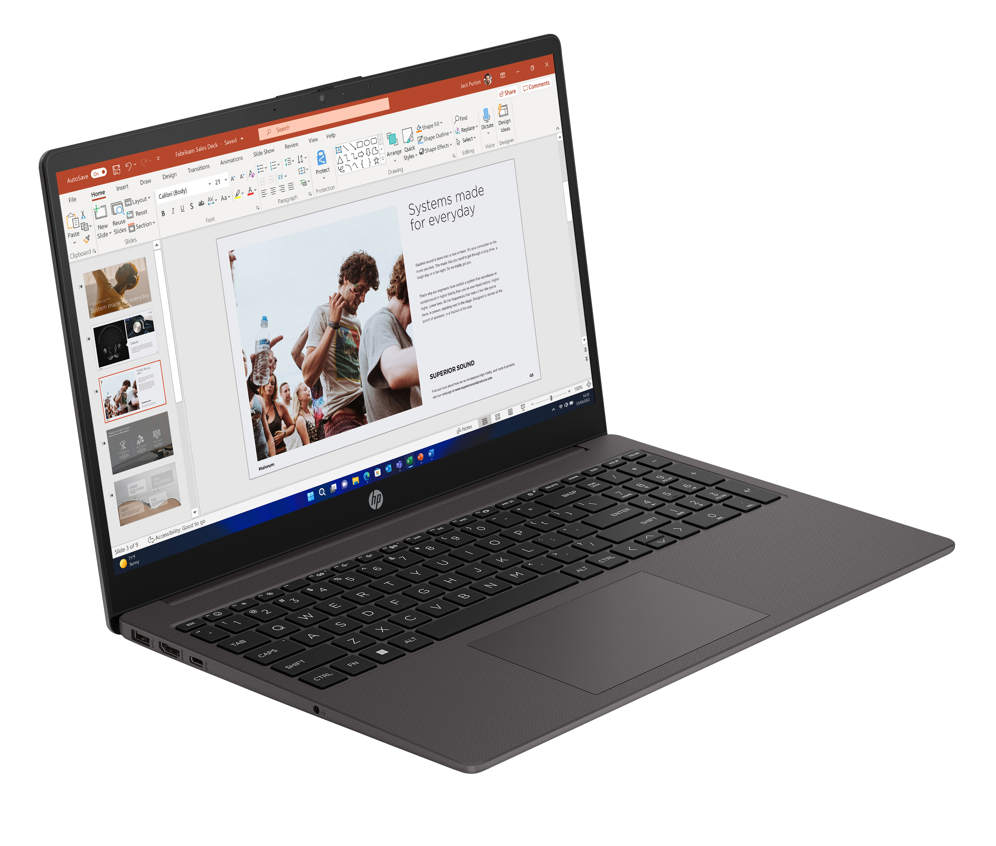 Un laptop HP grigio mostra una presentazione PowerPoint con immagini e testo.