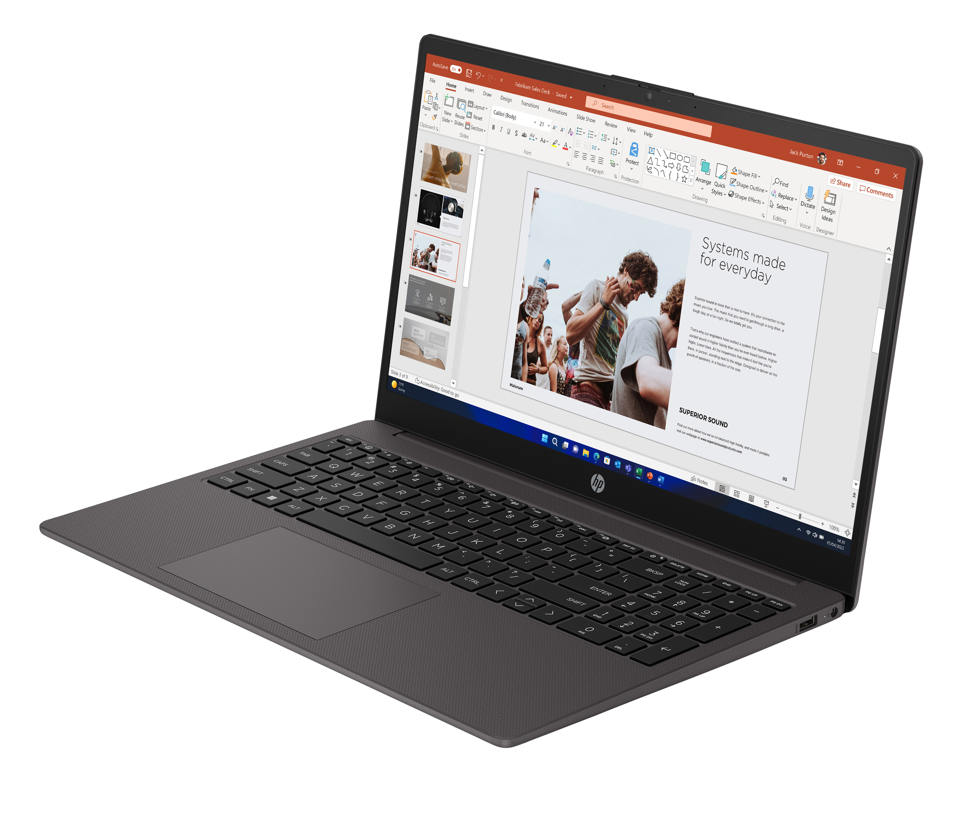 Un laptop scuro che visualizza una presentazione PowerPoint su musica e suono.