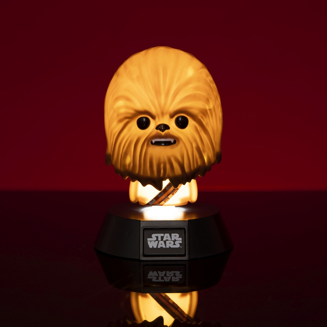 Świecąca figurka Funko Pop Chewbacca z logo Star Wars na podstawie.