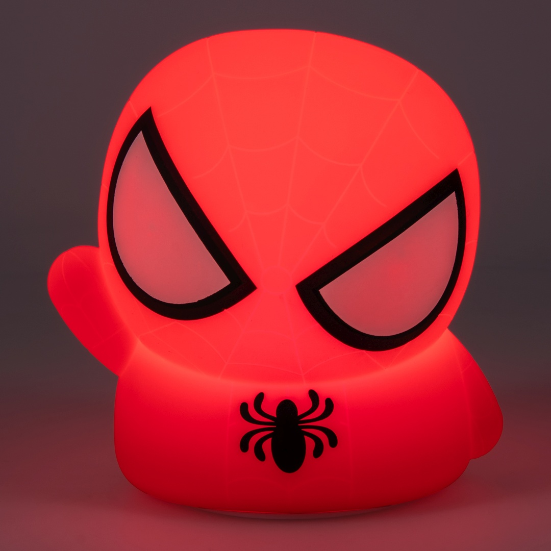Czerwona lampka Spidermana z czarnymi detalami i logo pająka.