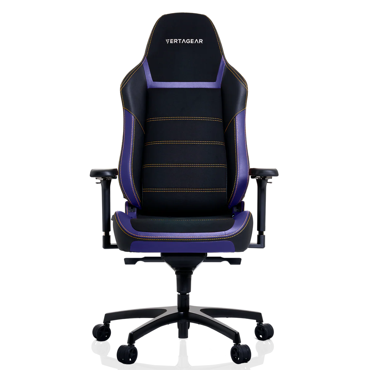 Silla gaming negra con detalles morados y costuras amarillas sobre fondo negro.