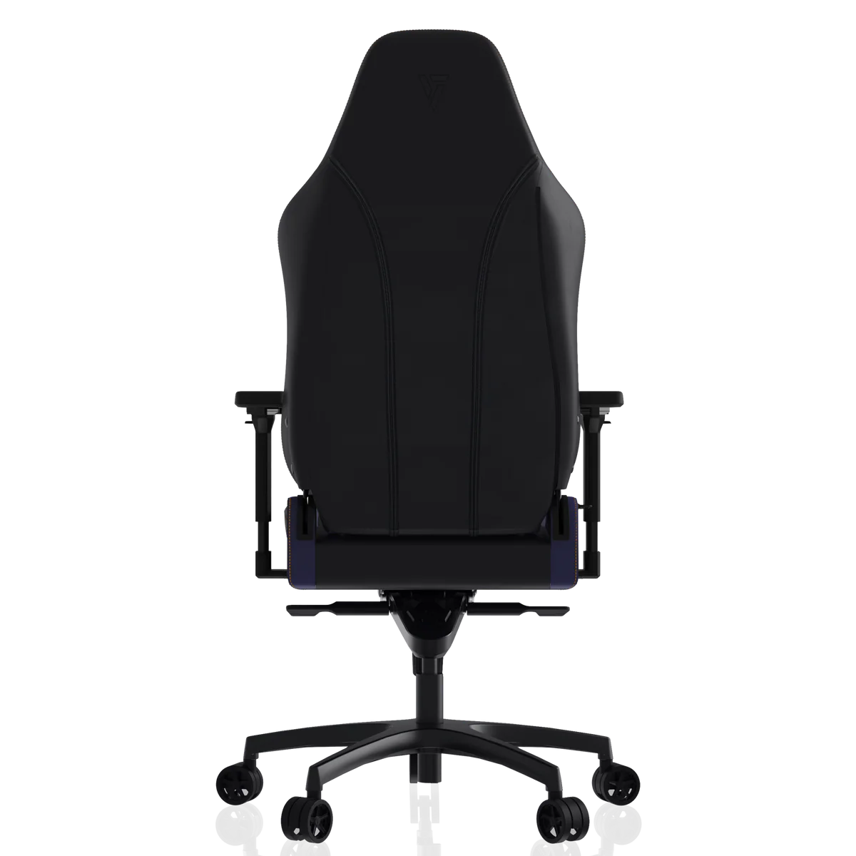 Silla gamer negra vista desde atrás con logo en reposacabezas y detalles plateados.