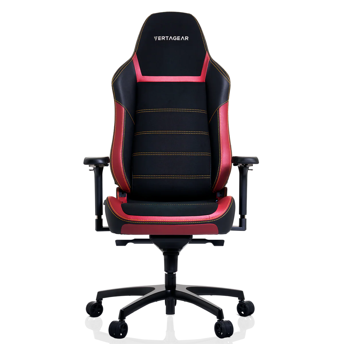 Silla gamer negra con detalles rojos y costuras amarillas. Sobre fondo negro.