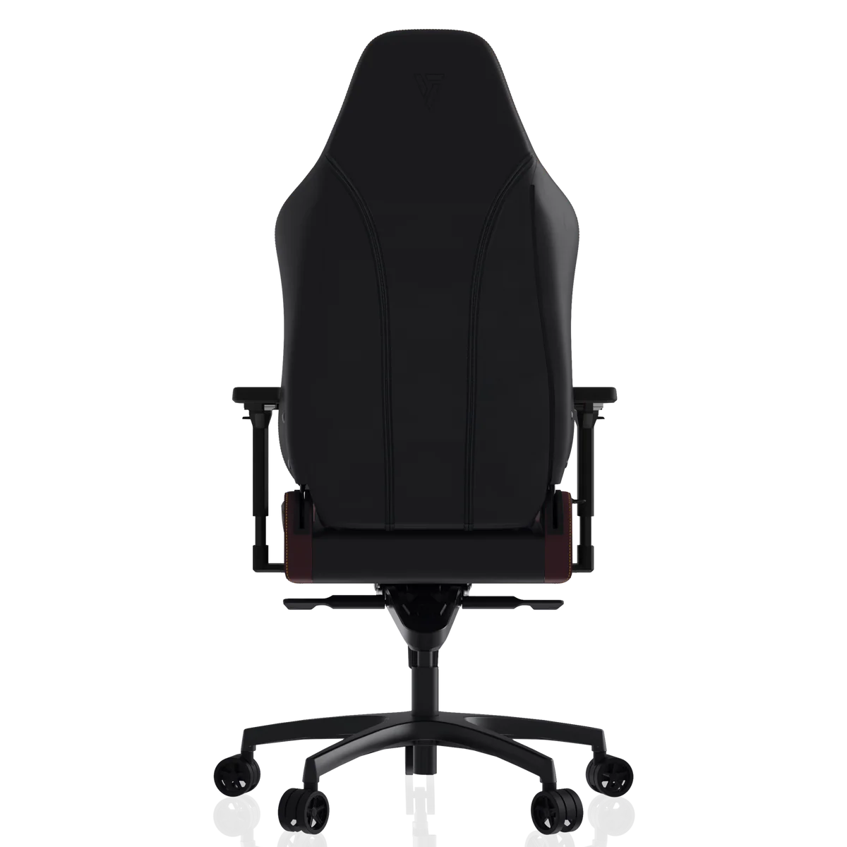 Vista trasera de una silla gamer negra con detalles marrones y un logo en el reposacabezas.
