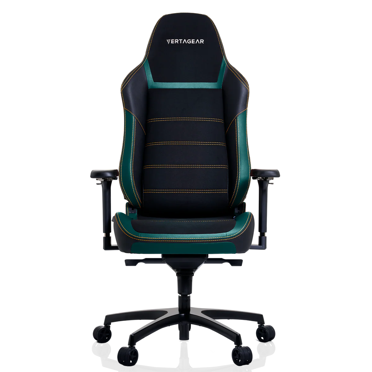 Una silla gamer negra con detalles verdes y costuras amarillas, sobre fondo negro.