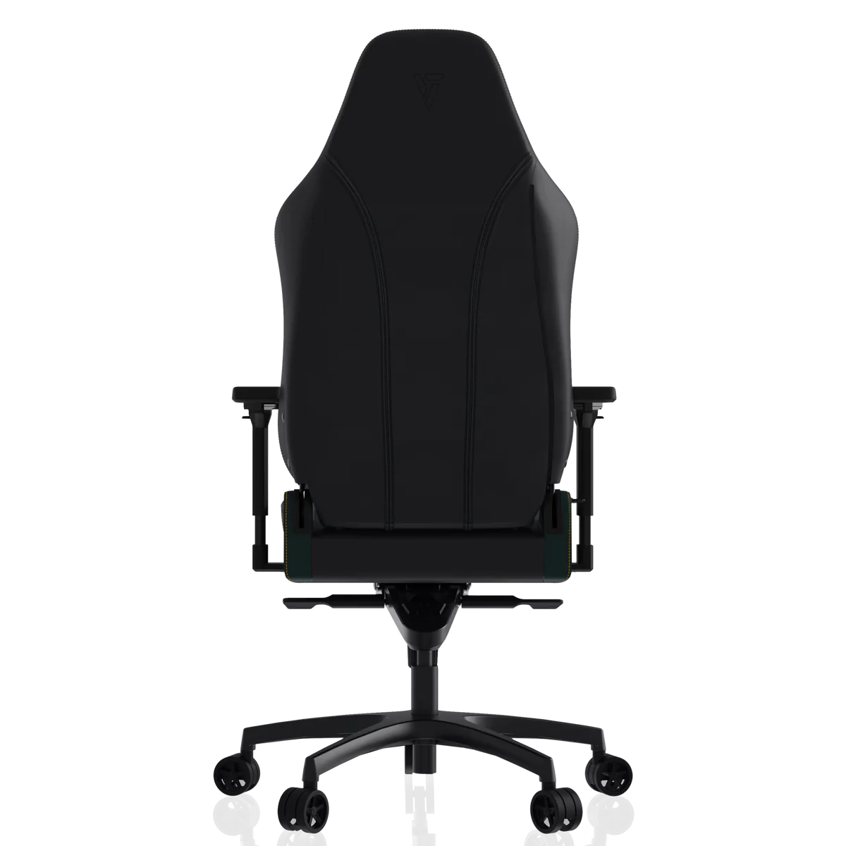 Silla gamer negra con logo en el respaldo, sobre fondo negro.