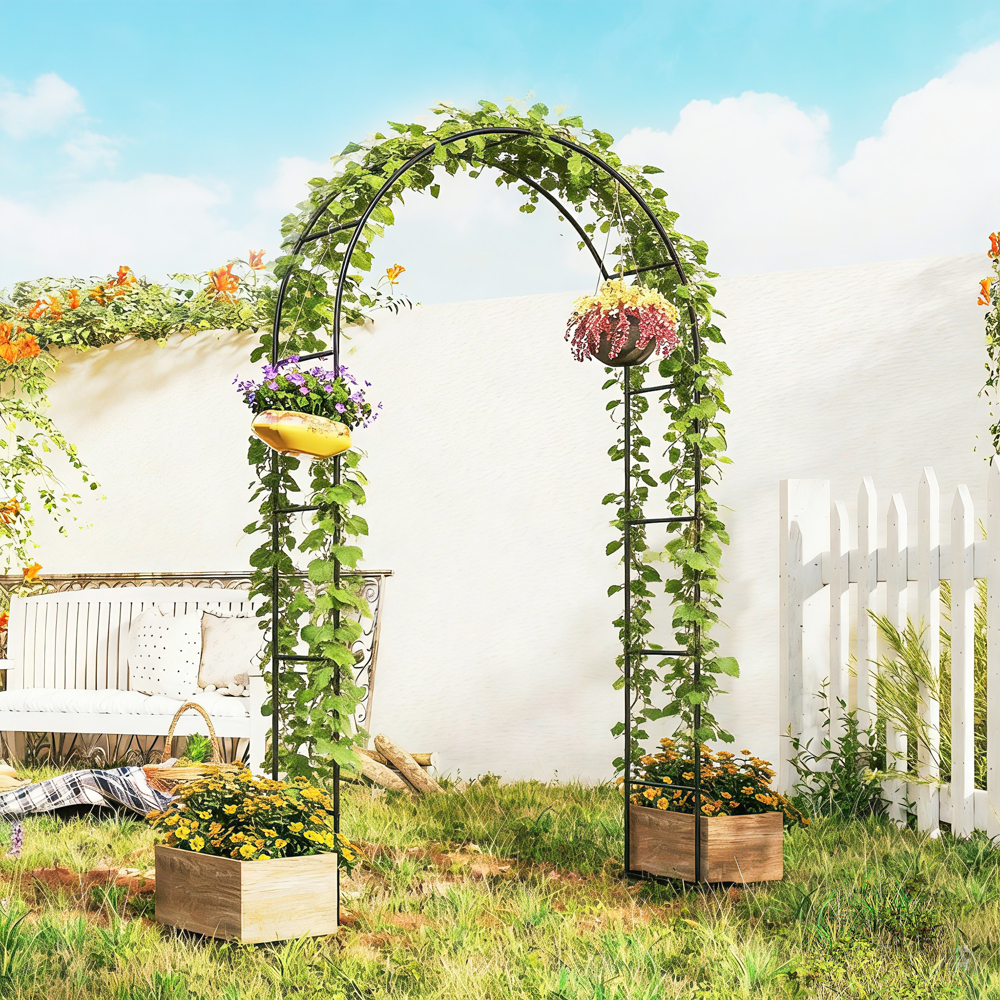 Un arco da giardino con viti verdi, cesti appesi e una panchina bianca all'aperto.