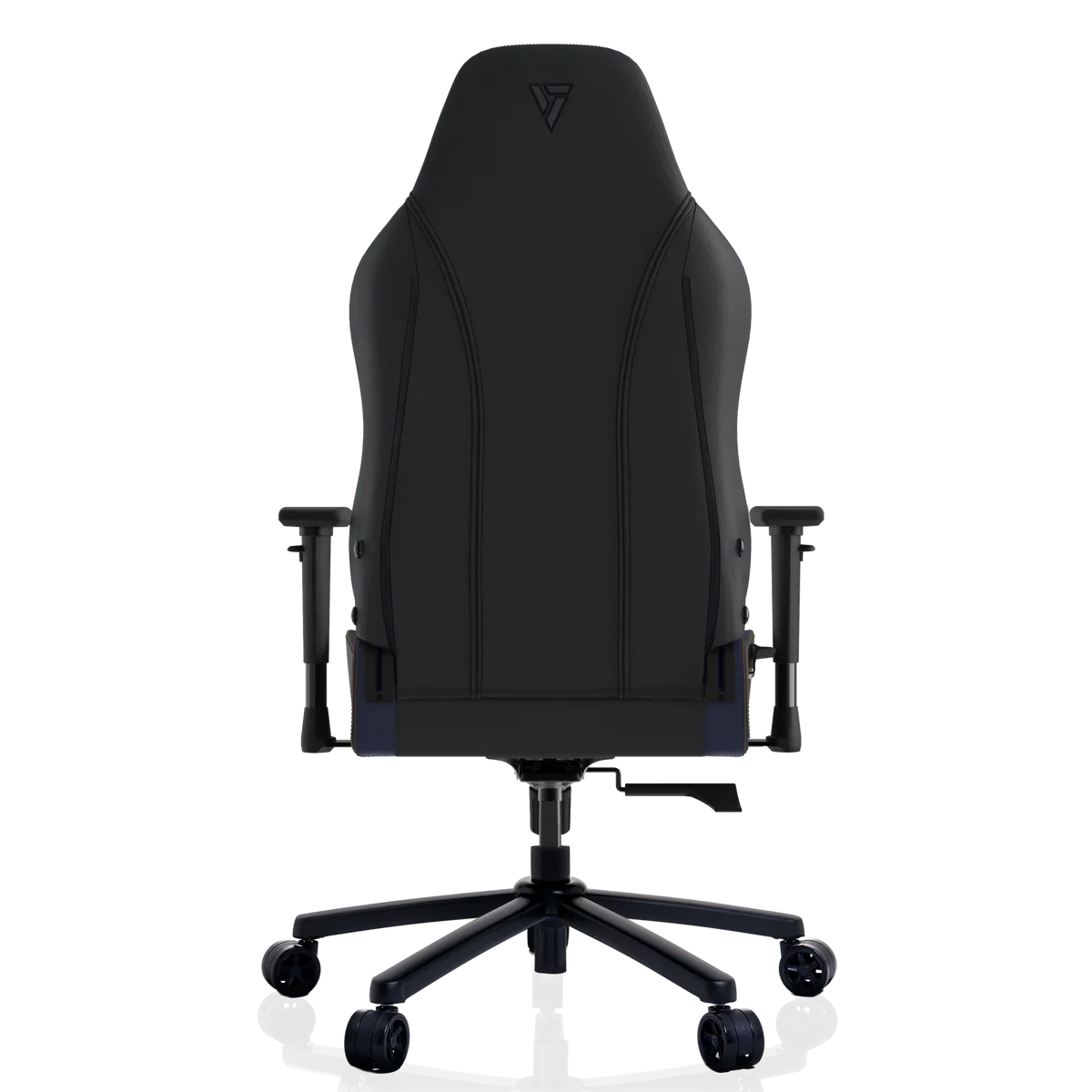 Una silla gamer negra con logo en el reposacabezas, vista desde atrás.