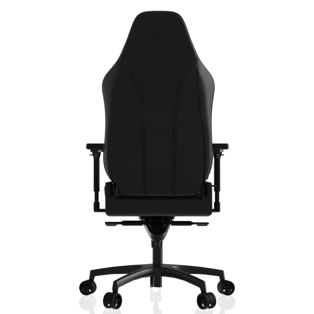 Vista trasera de una silla gamer negra con ruedas y un logo en el reposacabezas.