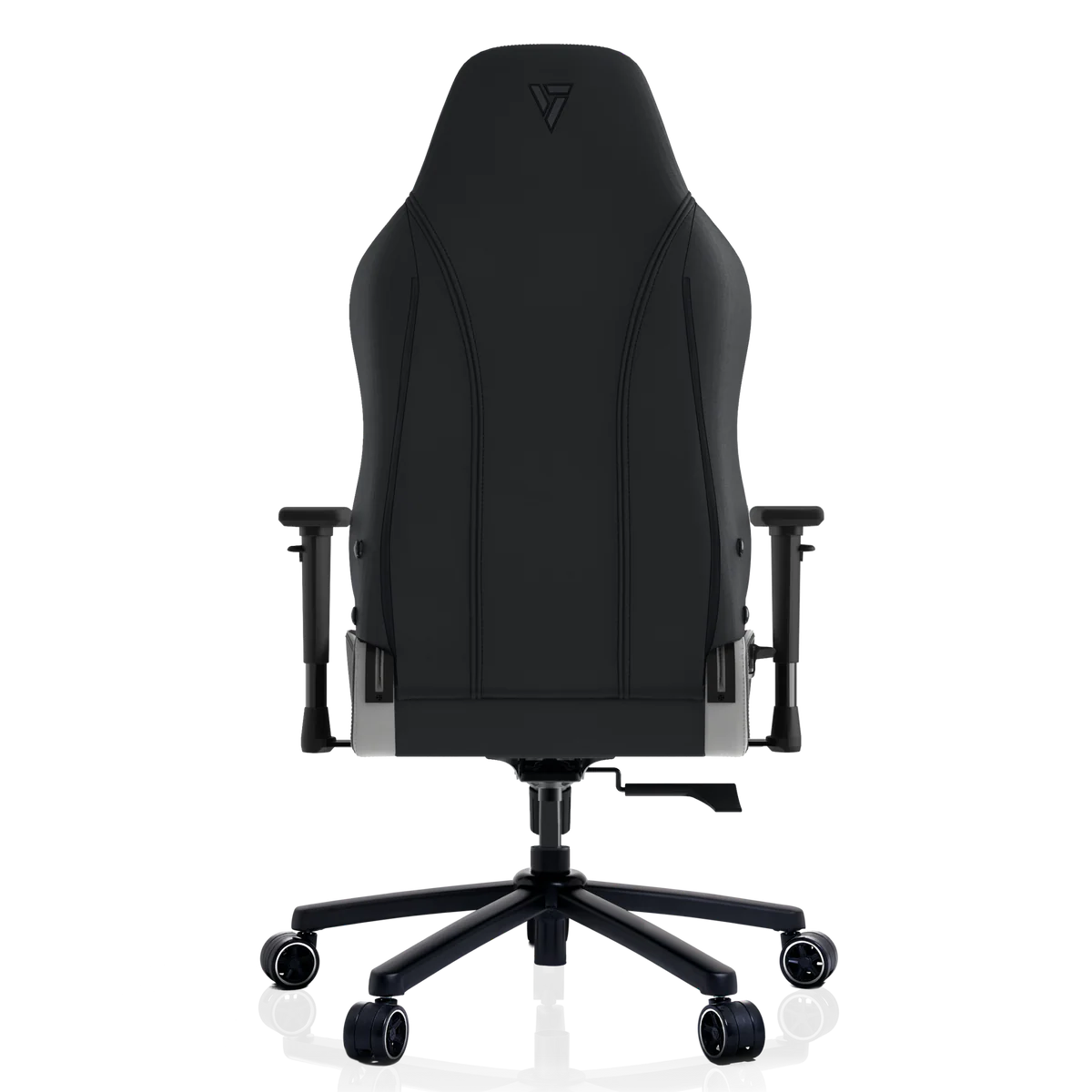 Vista trasera de una silla gamer negra con detalles plateados y ruedas.