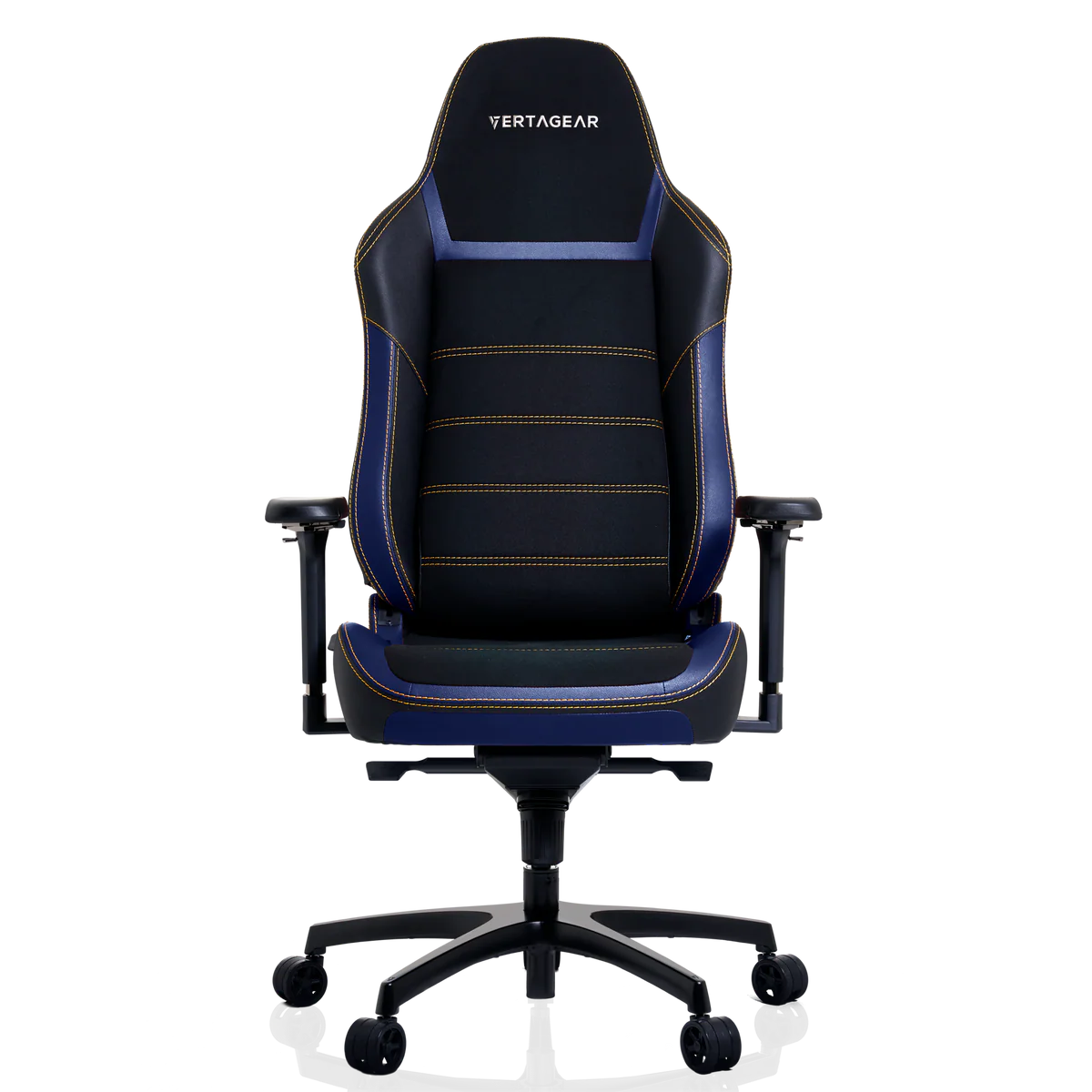 Una silla gamer negra con detalles azules y costuras amarillas sobre fondo negro.