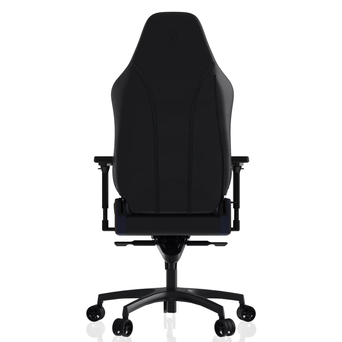 Silla gamer negra vista desde atrás, con logo en el reposacabezas. Base negra con ruedas.