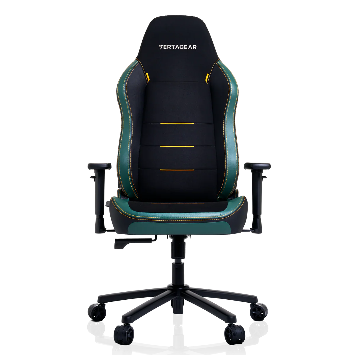 Silla gamer negra con detalles verdes y costuras amarillas sobre fondo negro.