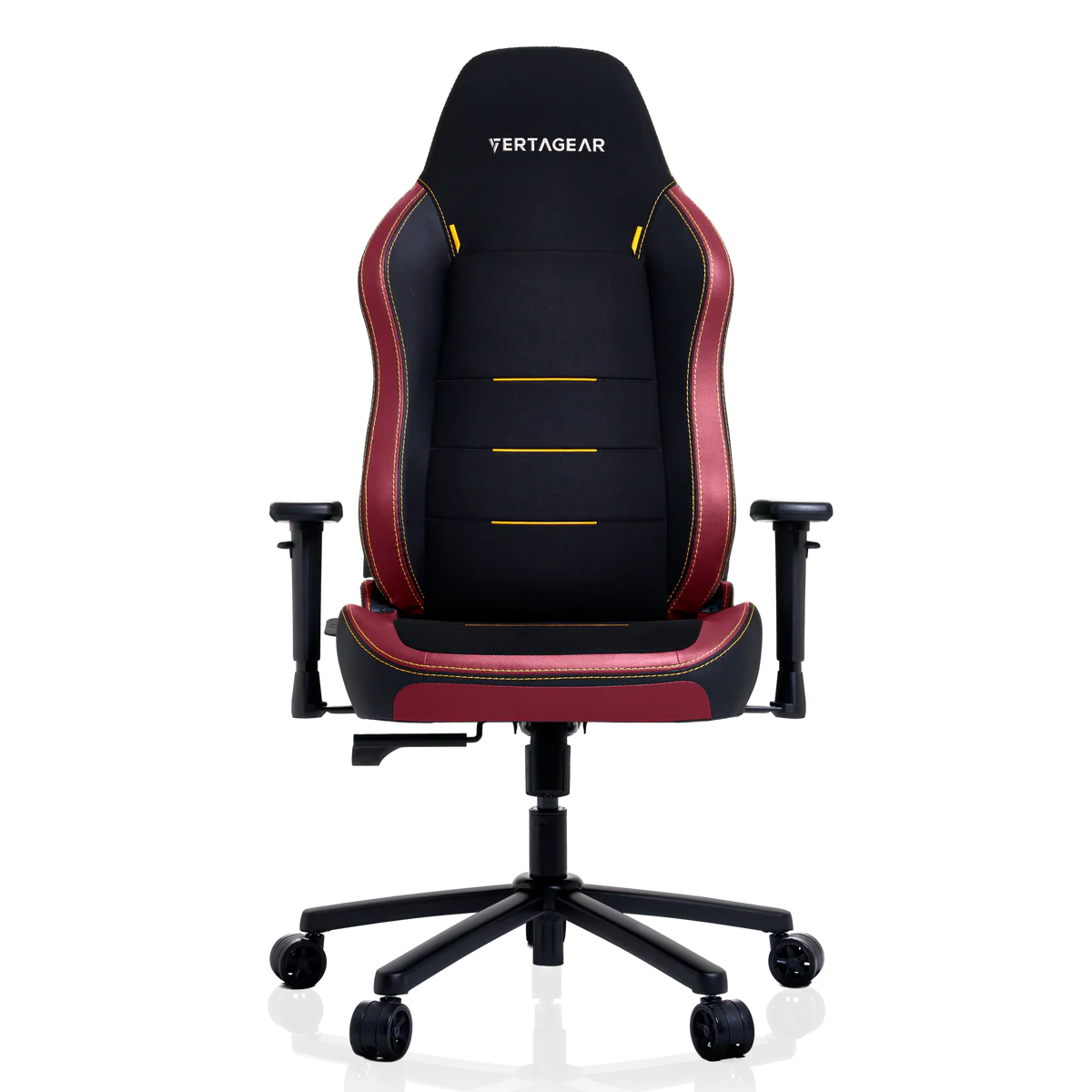 Una silla gamer negra con ribetes rojos y costuras amarillas sobre fondo negro.