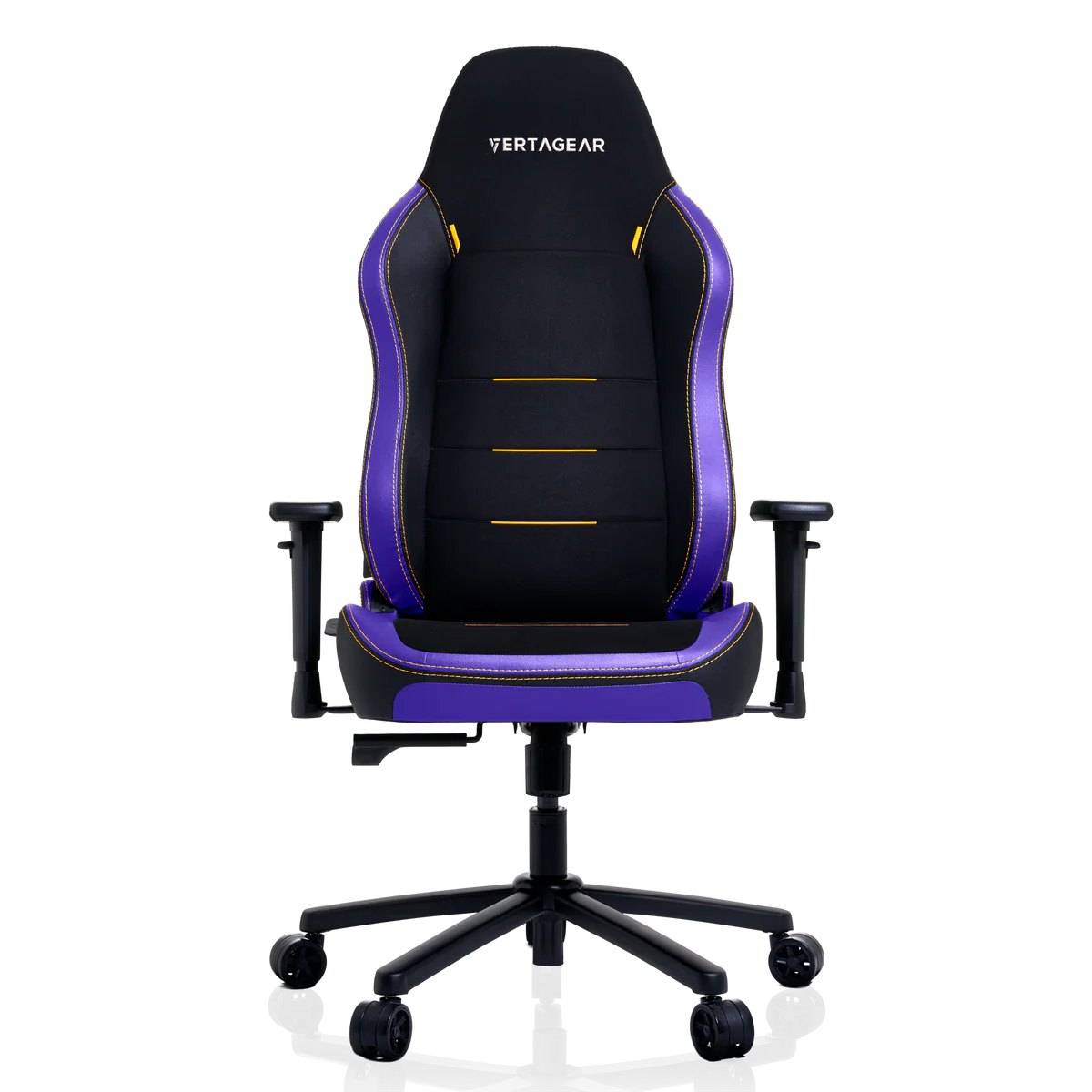 Una silla gamer negra con detalles morados y costuras amarillas.