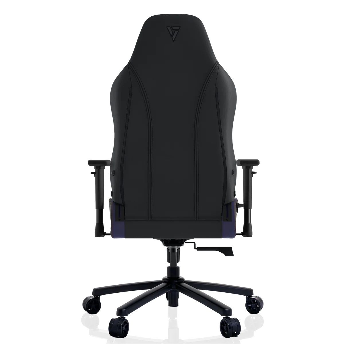 Vista trasera de una silla gamer negra con logo en el reposacabezas y ruedas.