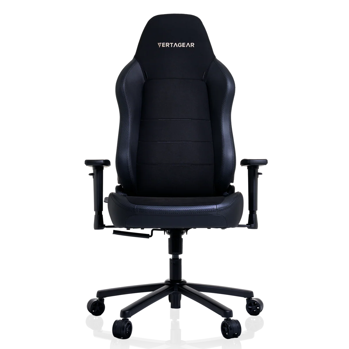 Una silla gamer negra con el logo de Vertagear en el reposacabezas, sobre fondo negro.