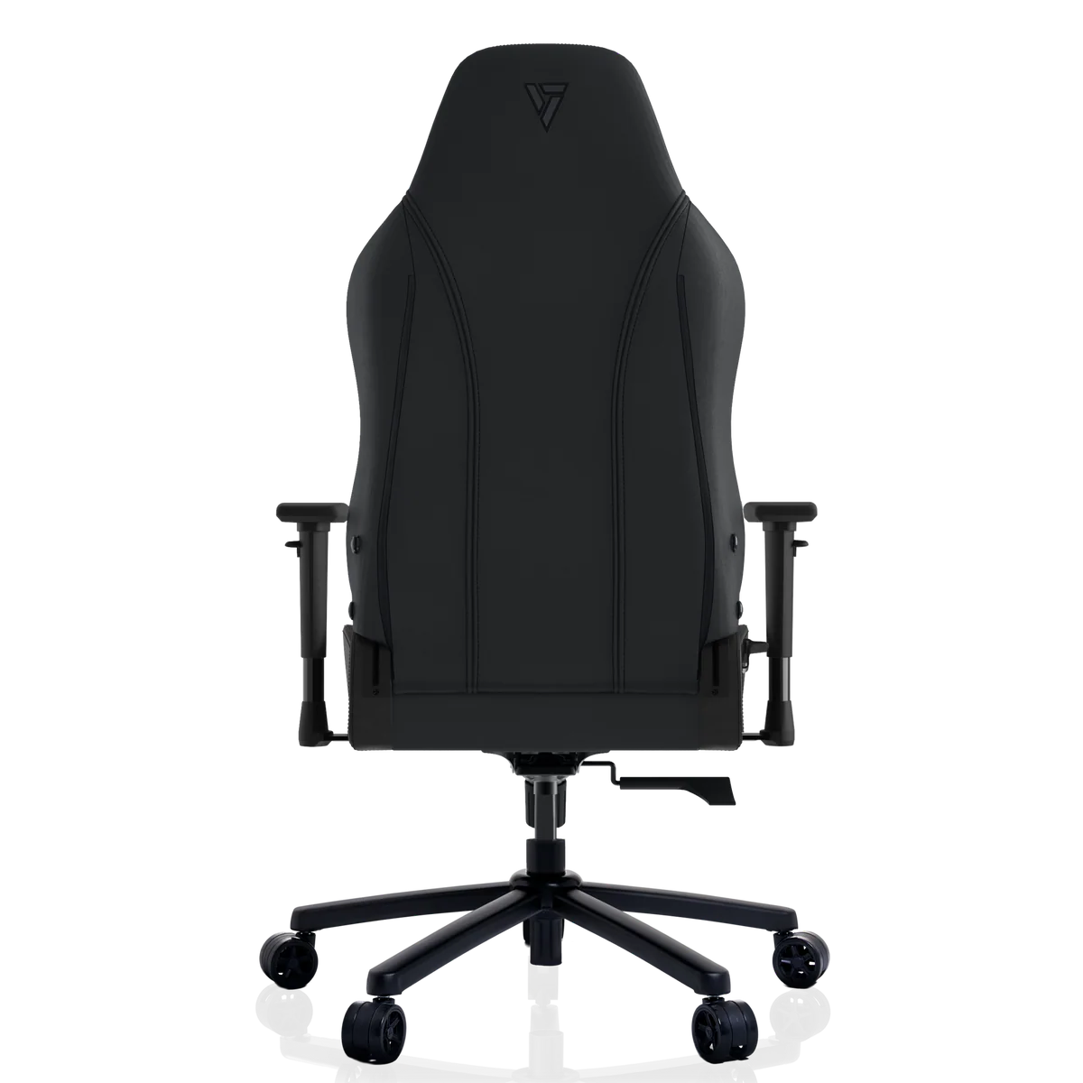 Silla gamer negra vista desde atrás con logo en el reposacabezas.