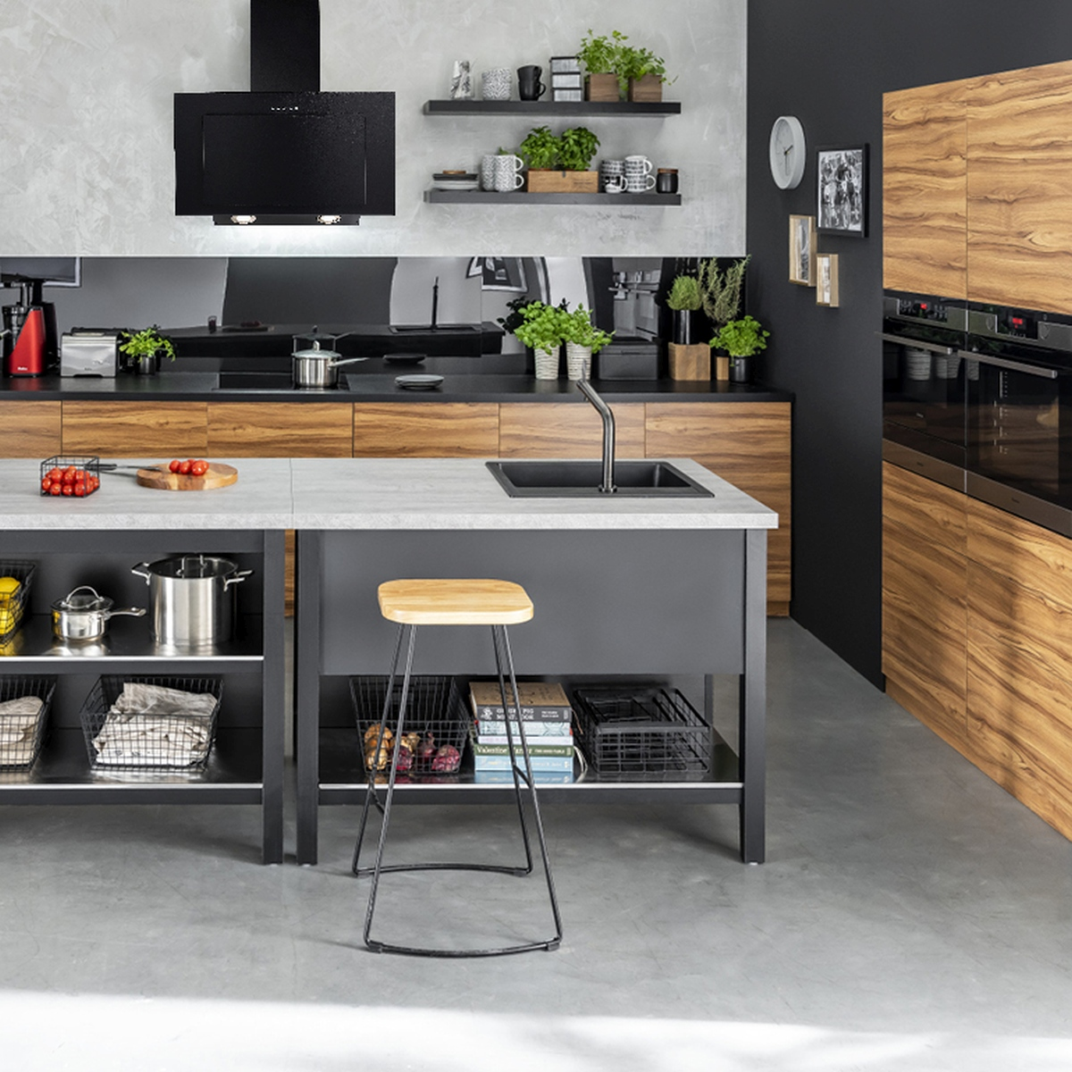 Moderne Küche mit Kochinsel, Holzelementen und schwarzen Akzenten.