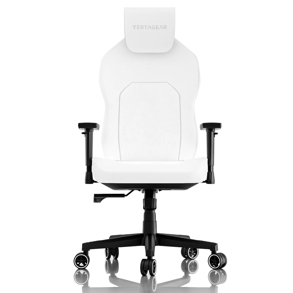 Una silla gamer blanca con base y reposabrazos negros, sobre fondo negro.