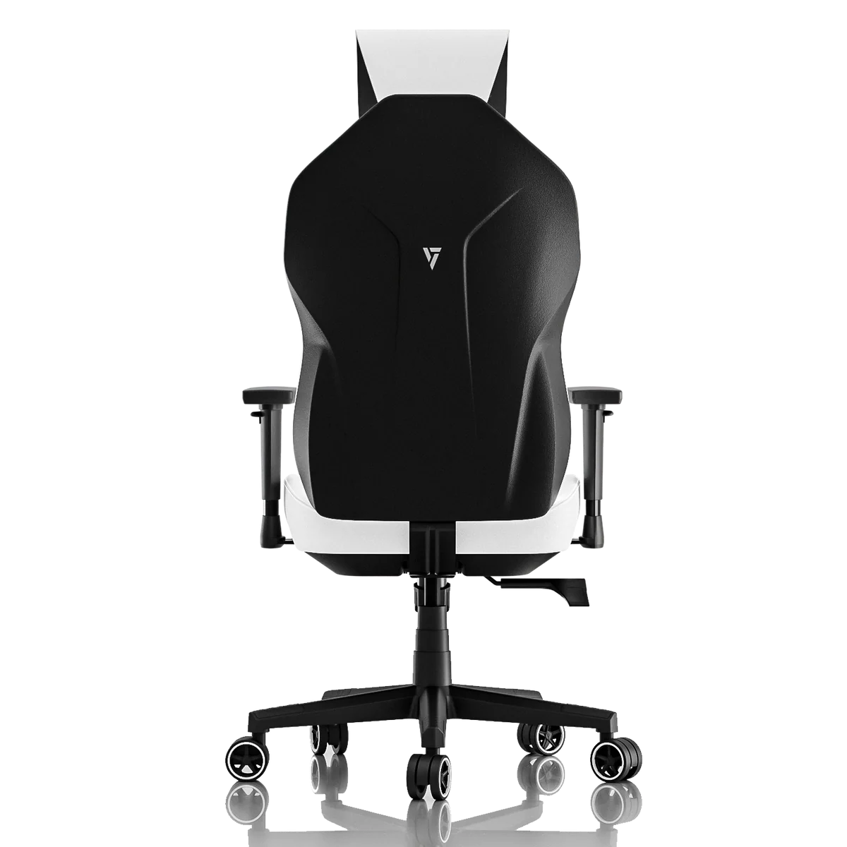 Vista trasera de una silla gamer negra y blanca con logo sobre fondo negro.