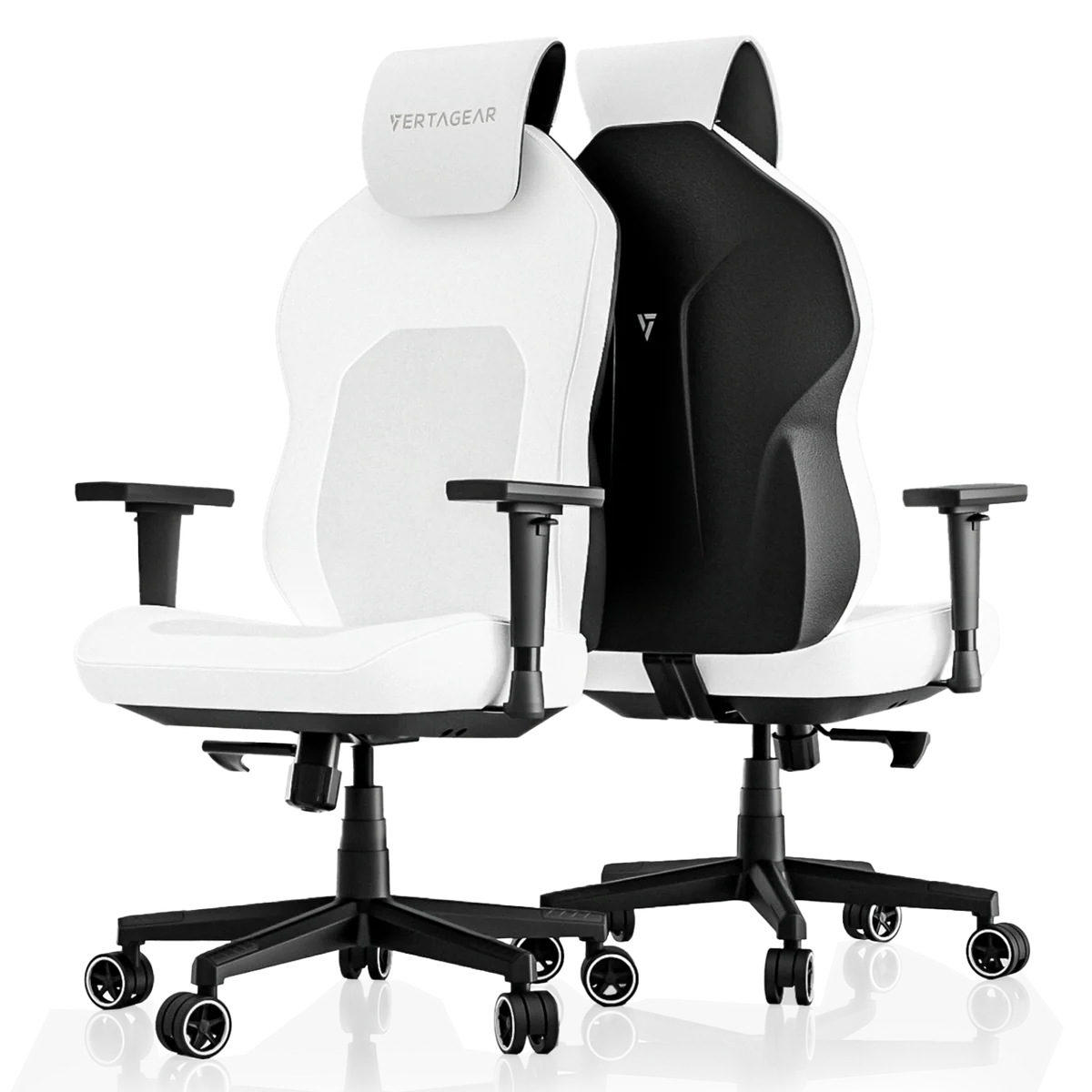 Dos sillas gamer, blancas y negras, con base y ruedas negras.