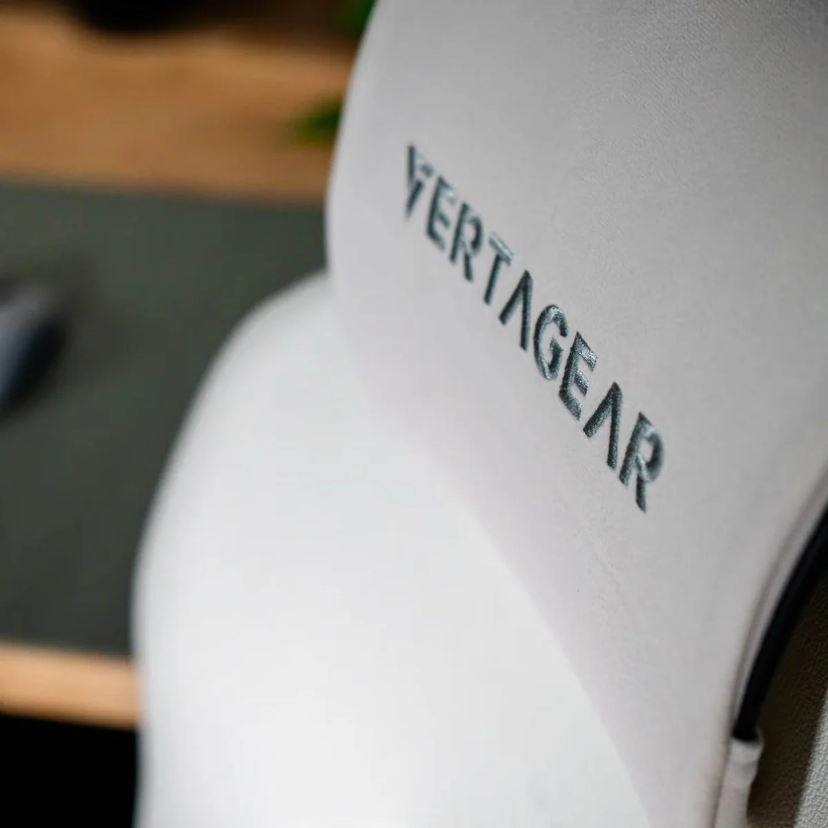 Primer plano de una silla blanca con el logo VERTAGEAR.