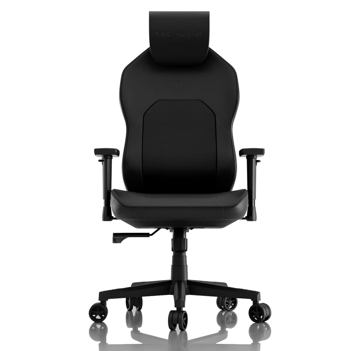 Silla gamer negra con reposacabezas y reposabrazos, sobre fondo negro.