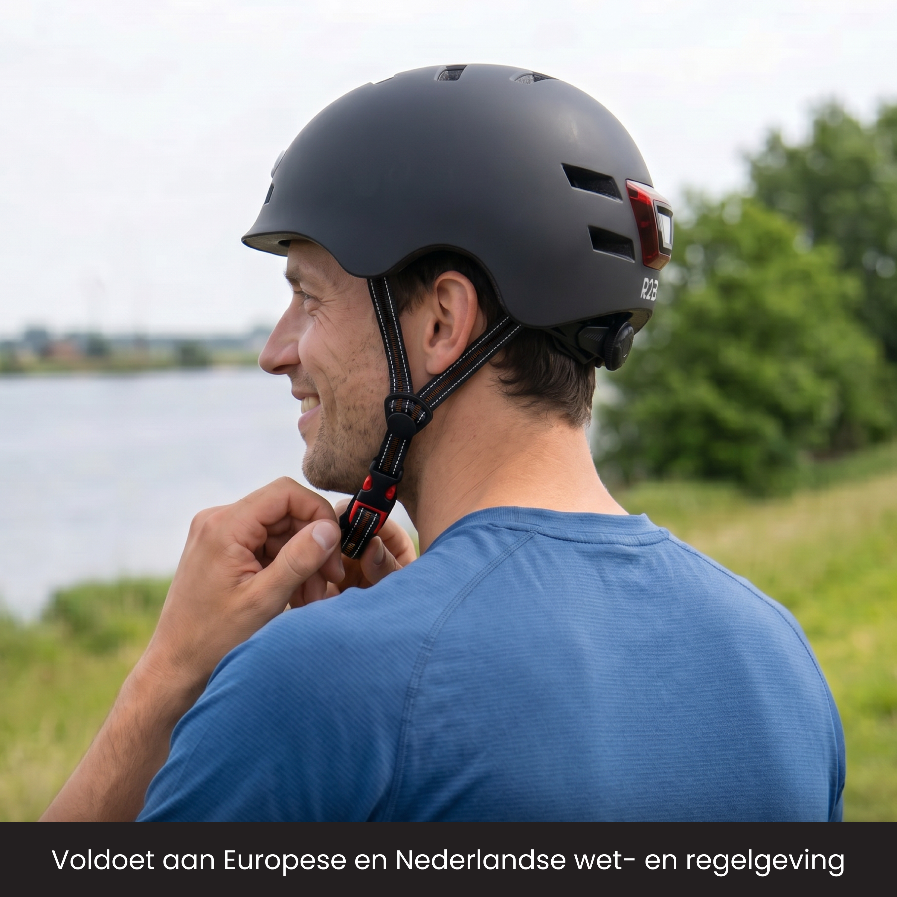 Mann mit schwarzem Helm, der sich draußen am Kinnriemen zu schaffen macht.