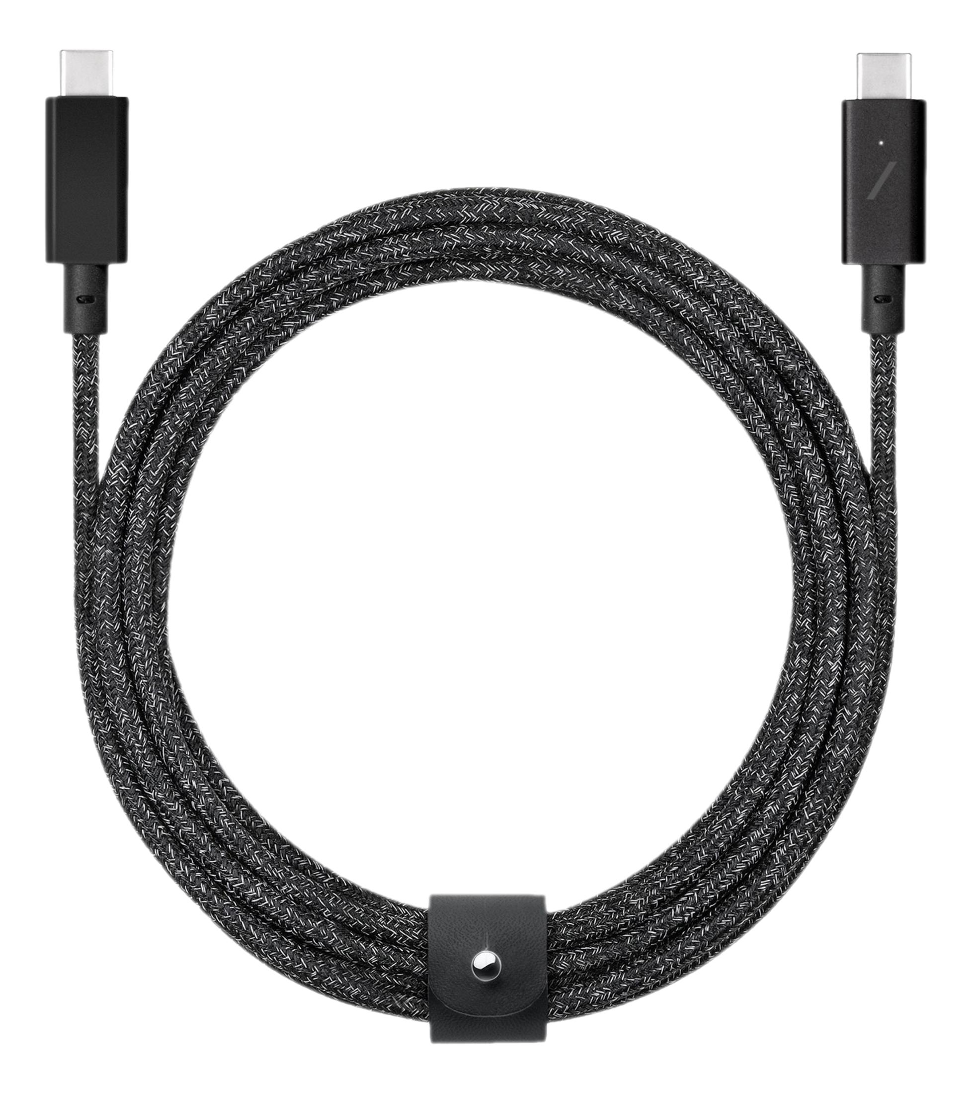 Un cavo USB-C intrecciato nero è avvolto in cerchio su sfondo bianco.