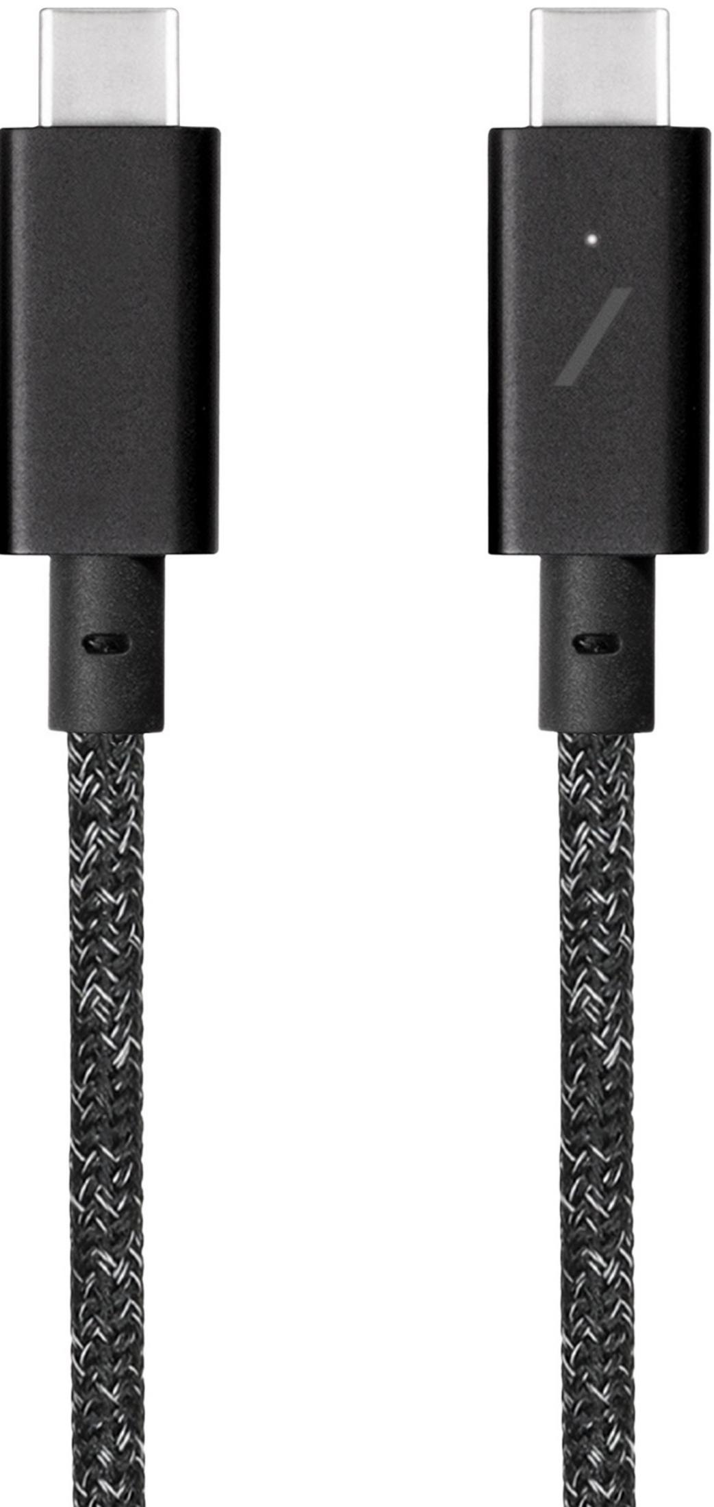 Due cavi USB-C neri con cordoni intrecciati uno accanto all'altro.