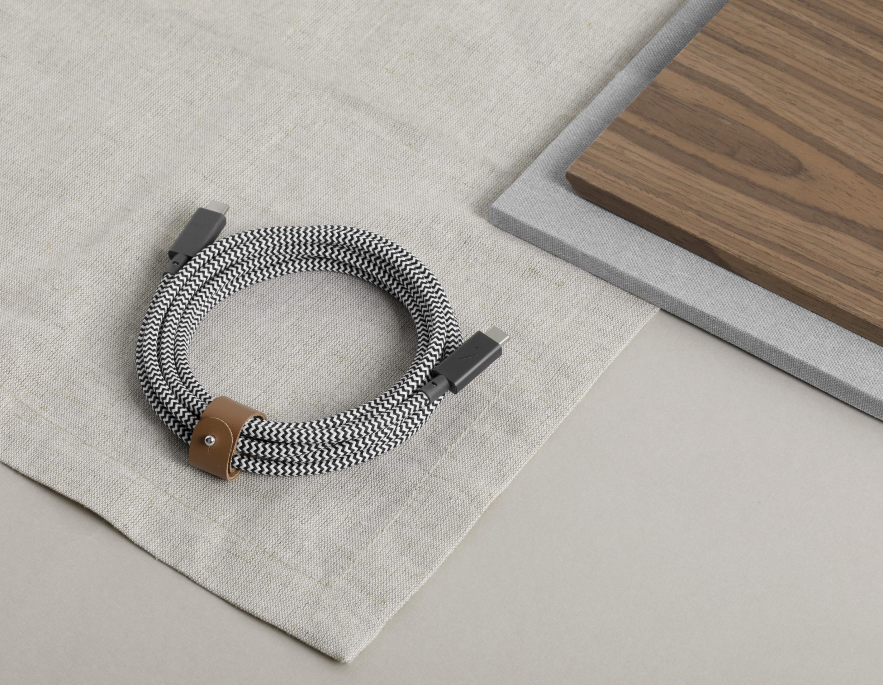 Un cavo a fantasia bianco e nero con connettori USB-C e cinturino in pelle.