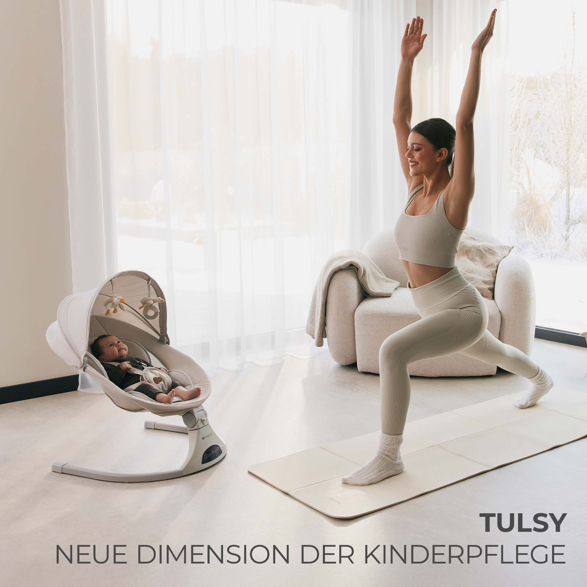 Frau macht Yoga, Baby liegt in Federwiege. Helle Wohnung mit weißen Vorhängen.