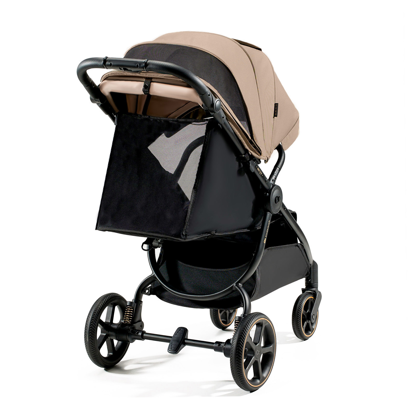 Ein beiger Kinderwagen mit schwarzem Stoff, vier Rädern und einem Griff.