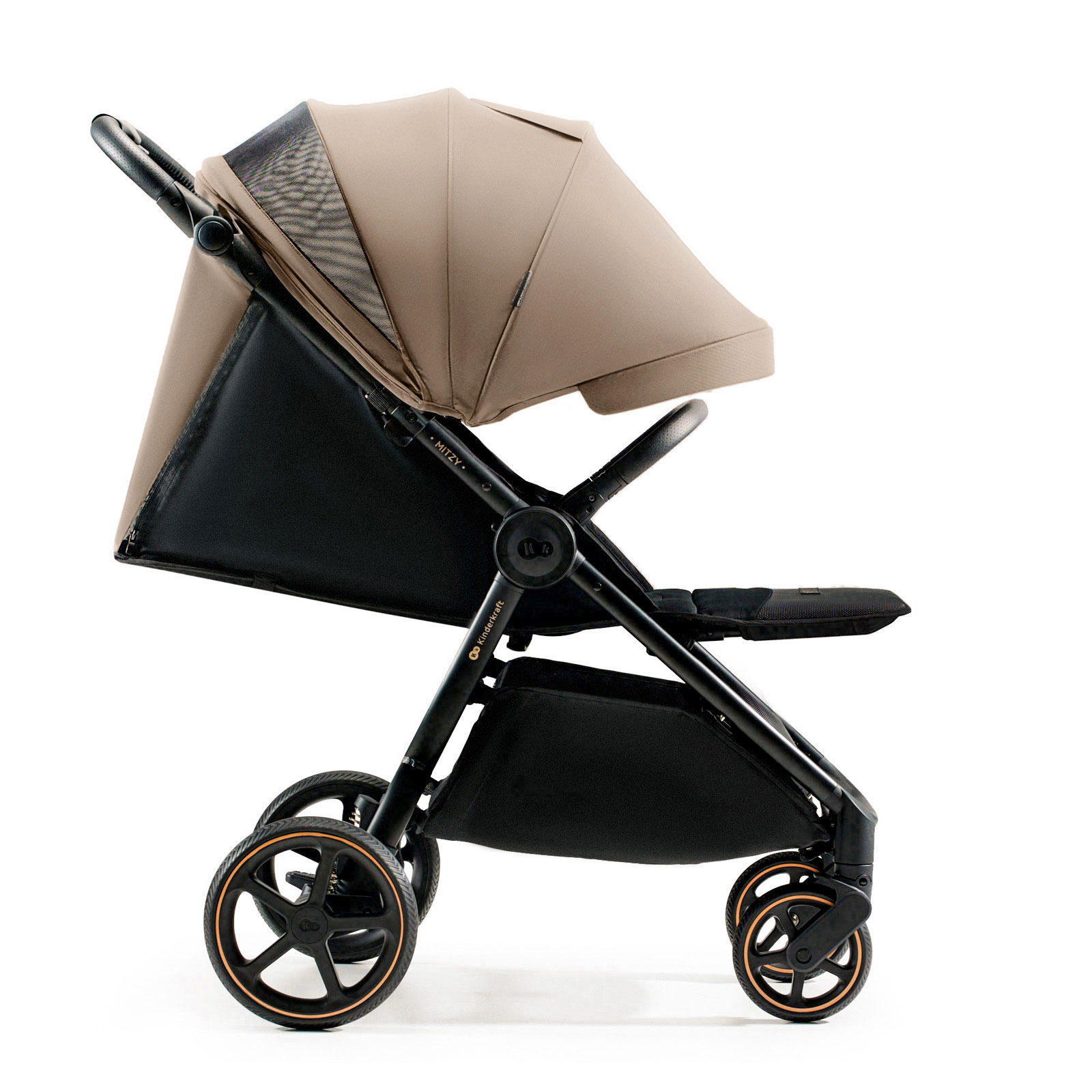 Ein beiger Kinderwagen mit schwarzem Rahmen und Rädern steht auf weißem Hintergrund.