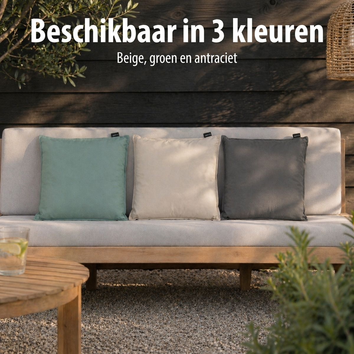 Drie kussens op een tuinbank: groen, beige en antraciet.