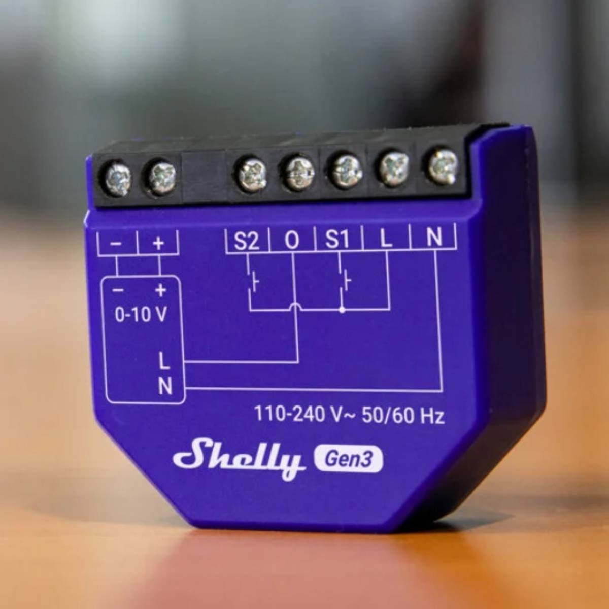 Fioletowe urządzenie Shelly Gen3 z zaciskami i schematami elektrycznymi.