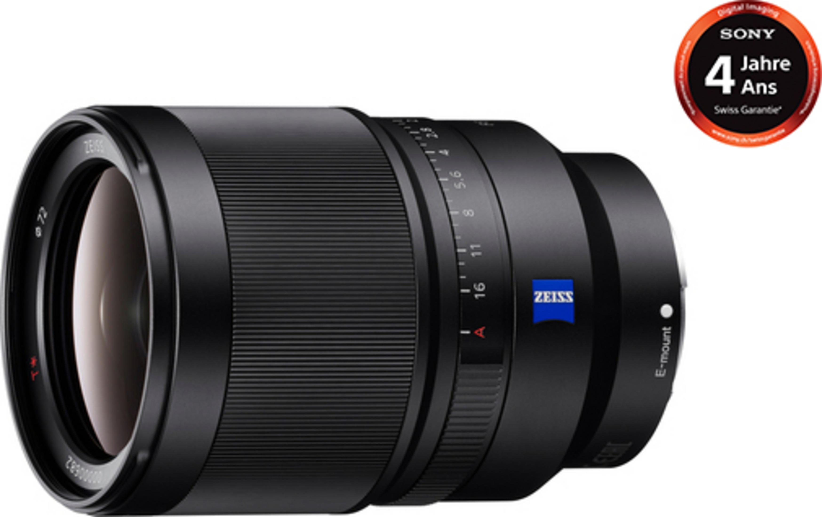 Eine schwarze ZEISS E-Mount Kameraobjektiv mit Fokusringen und Blendenmarkierungen.