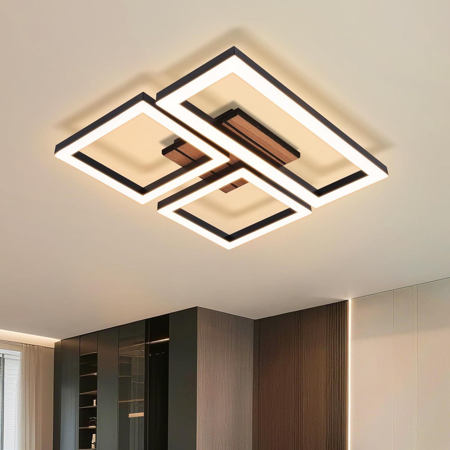 Moderne Deckenleuchte mit verschachtelten quadratischen Rahmen in Schwarz und Holz.