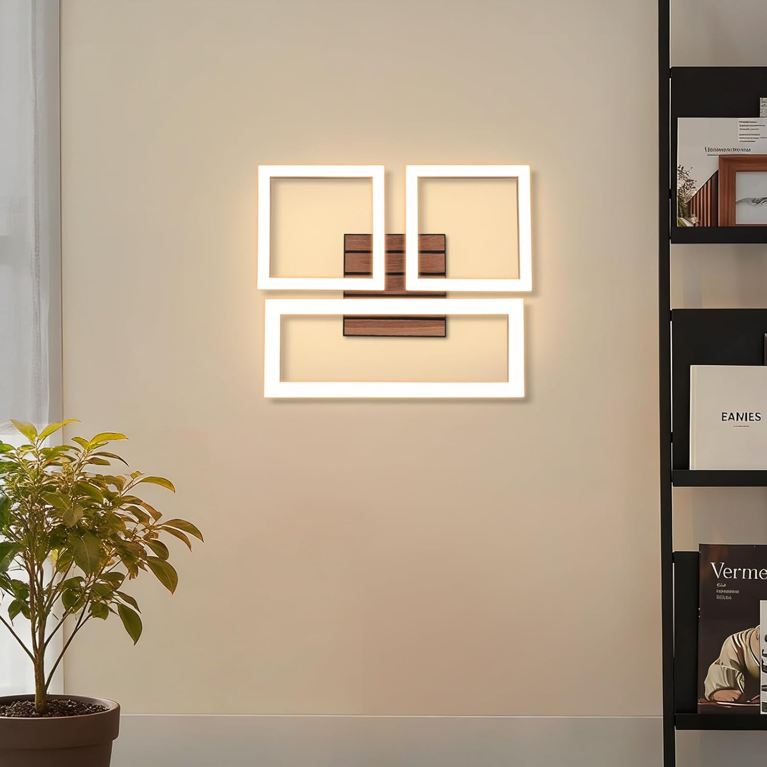 Moderne Wandleuchte mit drei weißen Quadraten und Holzdetails, neben einem Bücherregal.